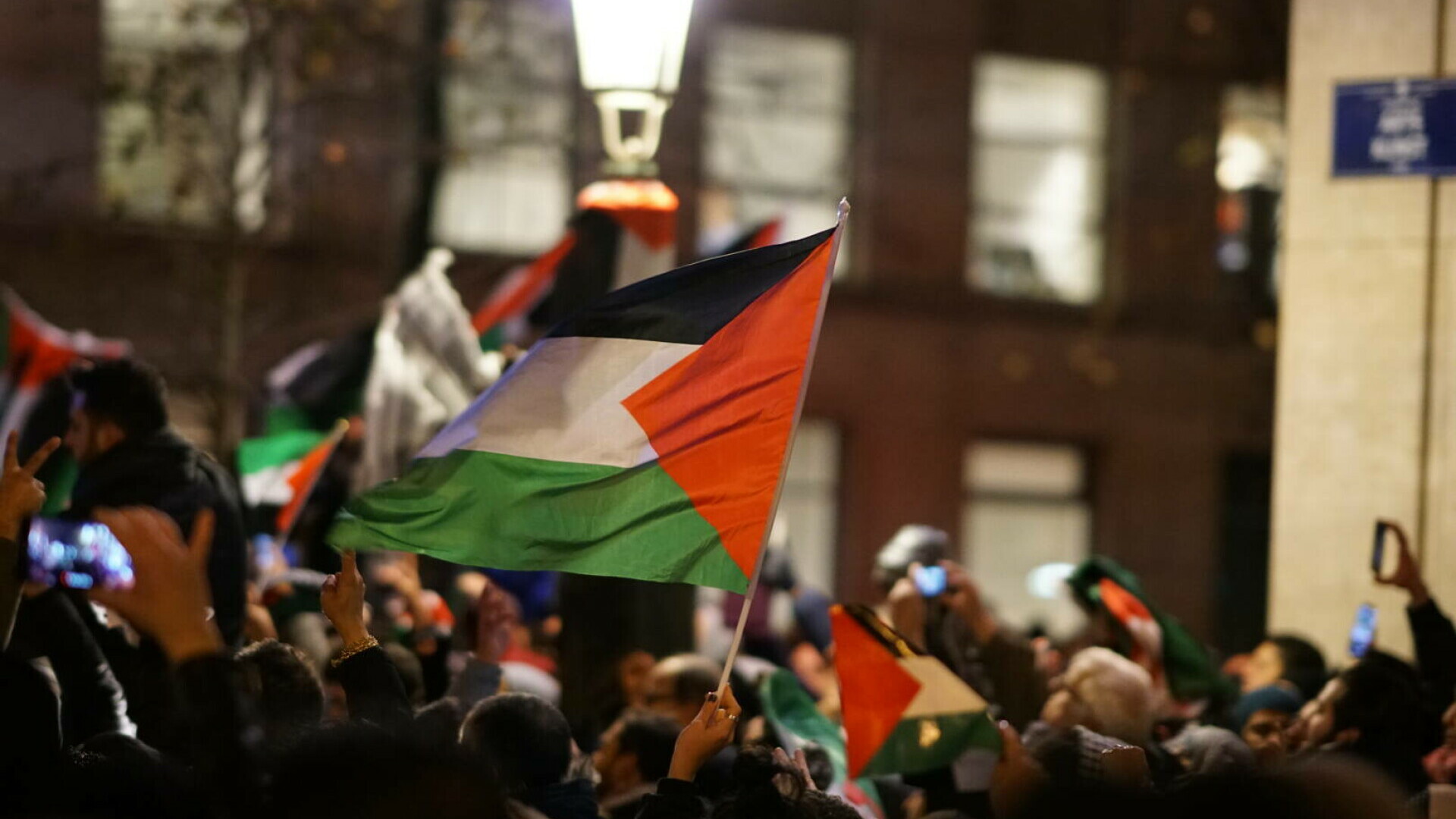 Zeci de studenți arestați la Universitatea Columbia în urma unui protest pro-palestinian desfășurat în biblioteca principală