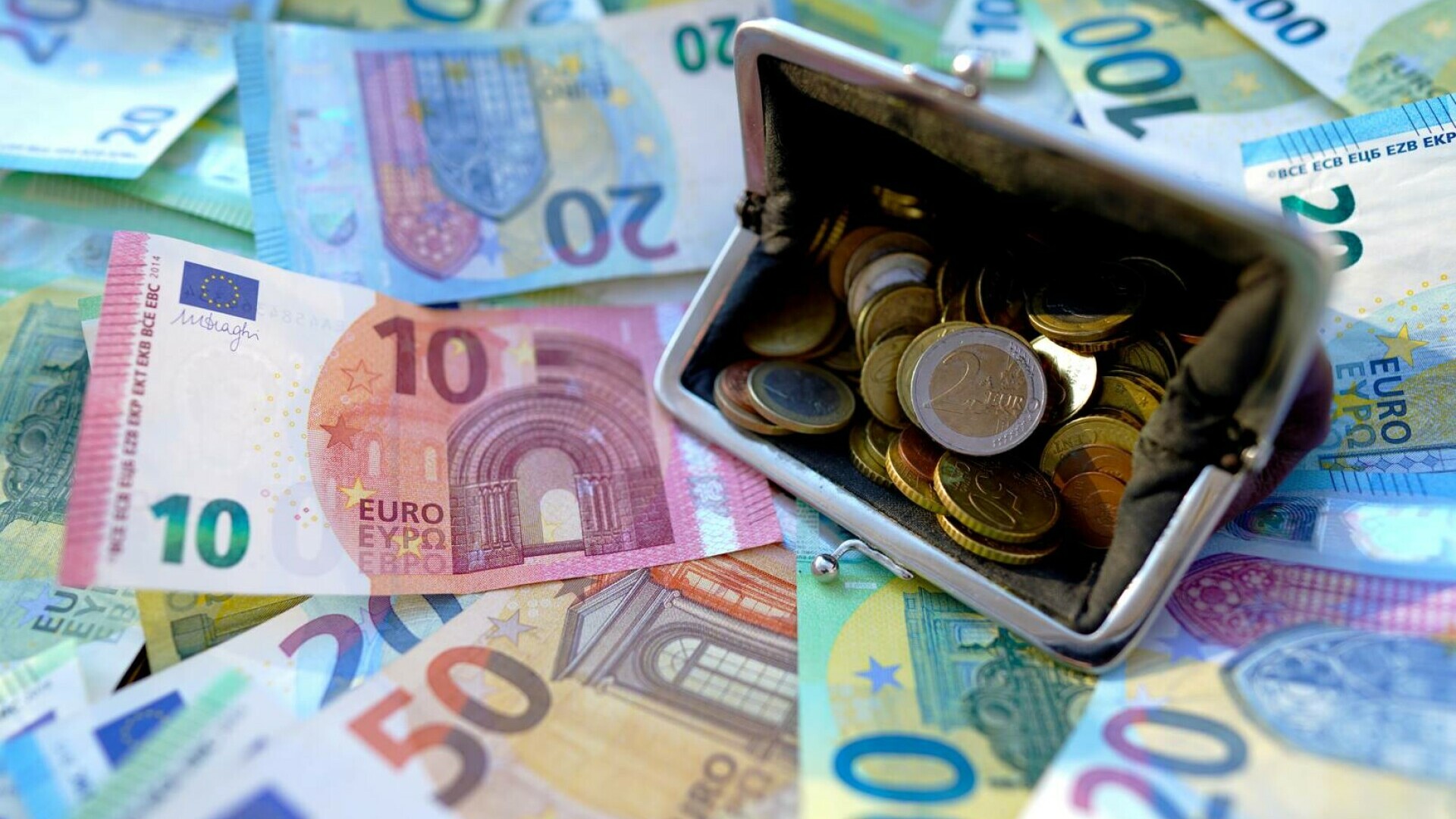 Cursul valutar BNR, astăzi 8 mai 2025. Cât a ajuns EURO în a treia zi peste 5 lei