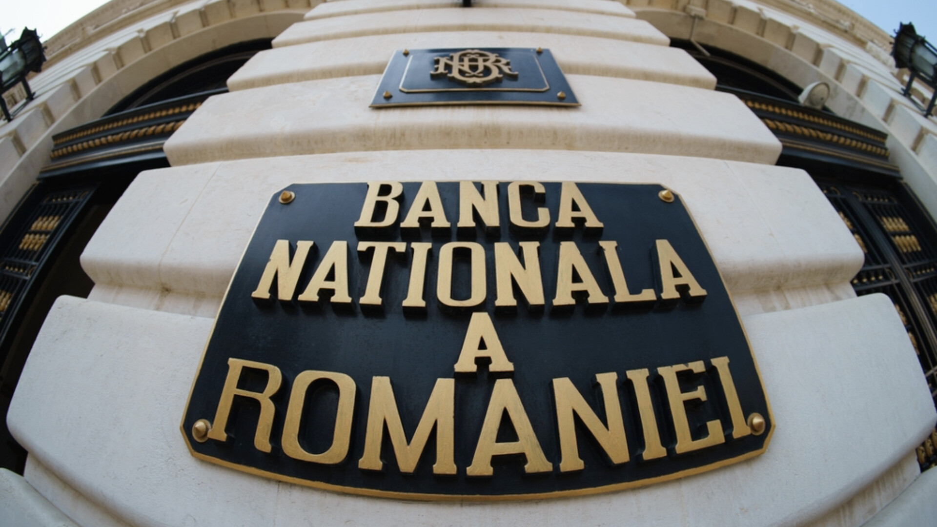 BNR menține dobânda-cheie la 6,50% din cauza crizei politice și bugetare. Creditarea ieftină, amânată pe termen nedefinit