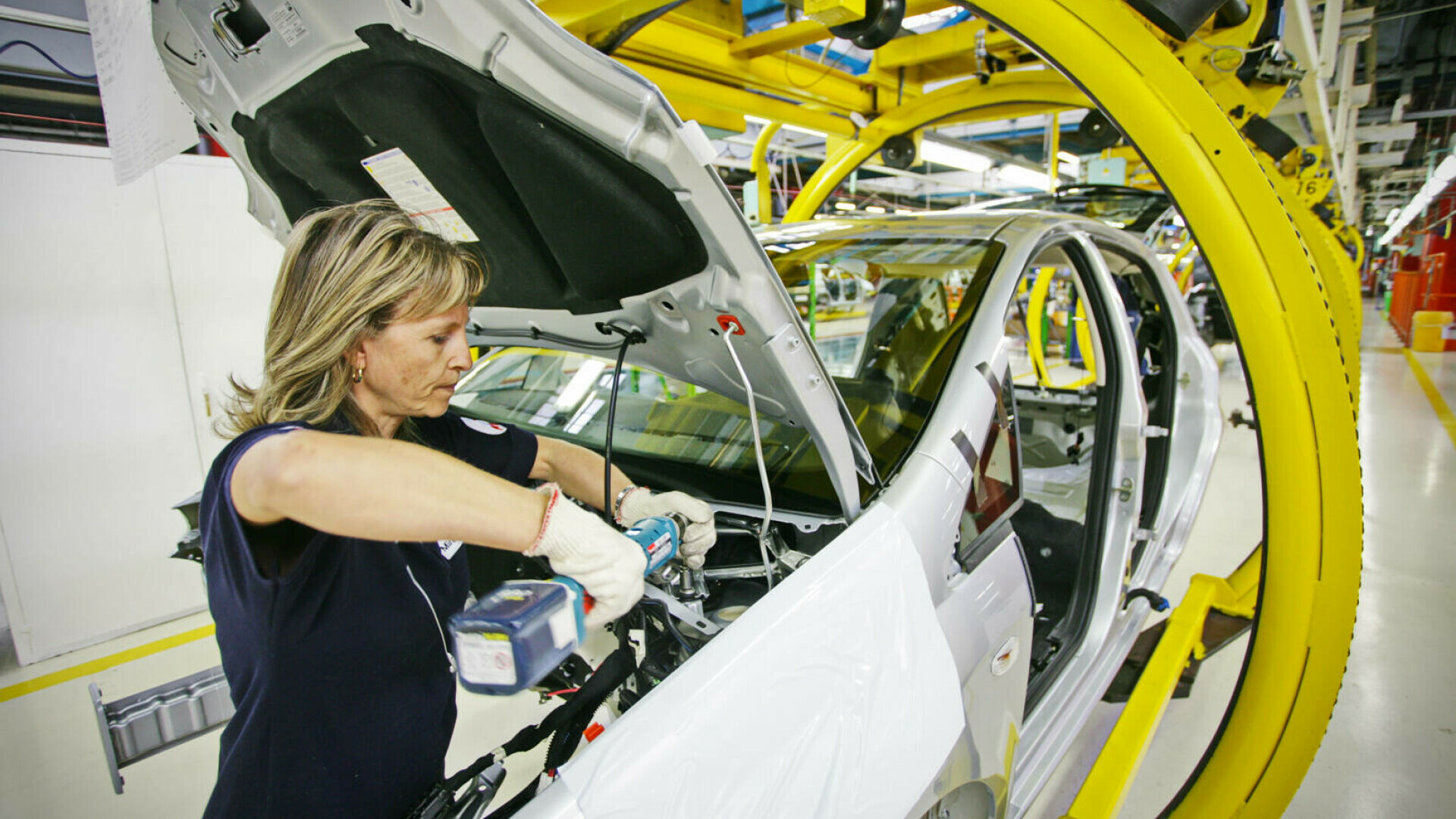 Comisia Europeană dă o mână de ajutor industriei auto. UE „îmblânzește” normele de poluare