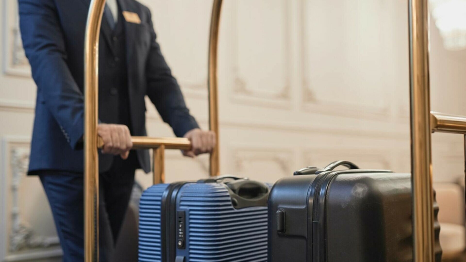 Trei bărbați au fost arestaţi după ce valizele lor au trezit suspiciunile angajaţilor unui hotel. Ce ascundeau