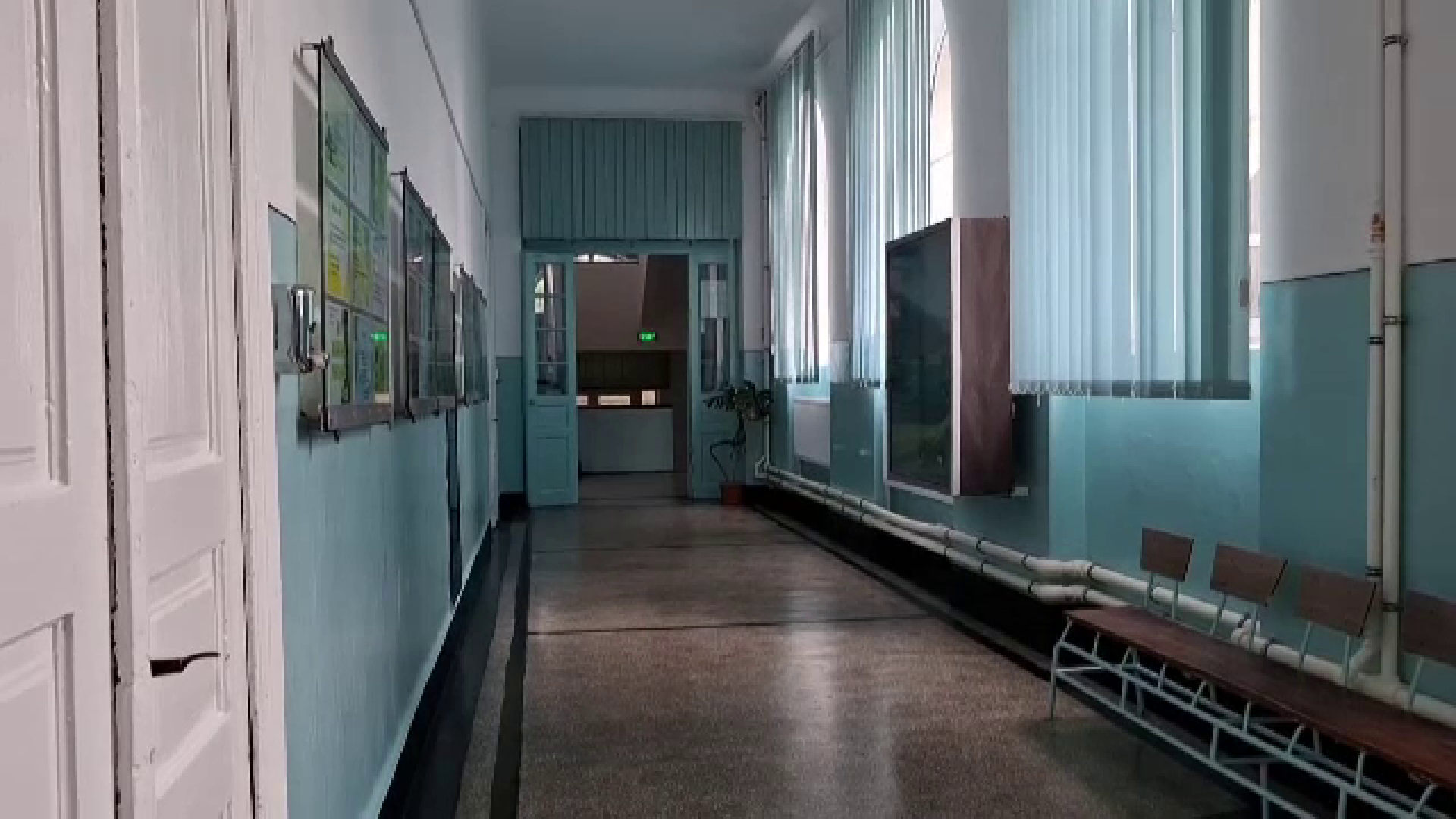 Un tânăr a intrat într-un liceu din Găeşti şi a lovit un elev. Primul gest al colegilor a fost să filmeze