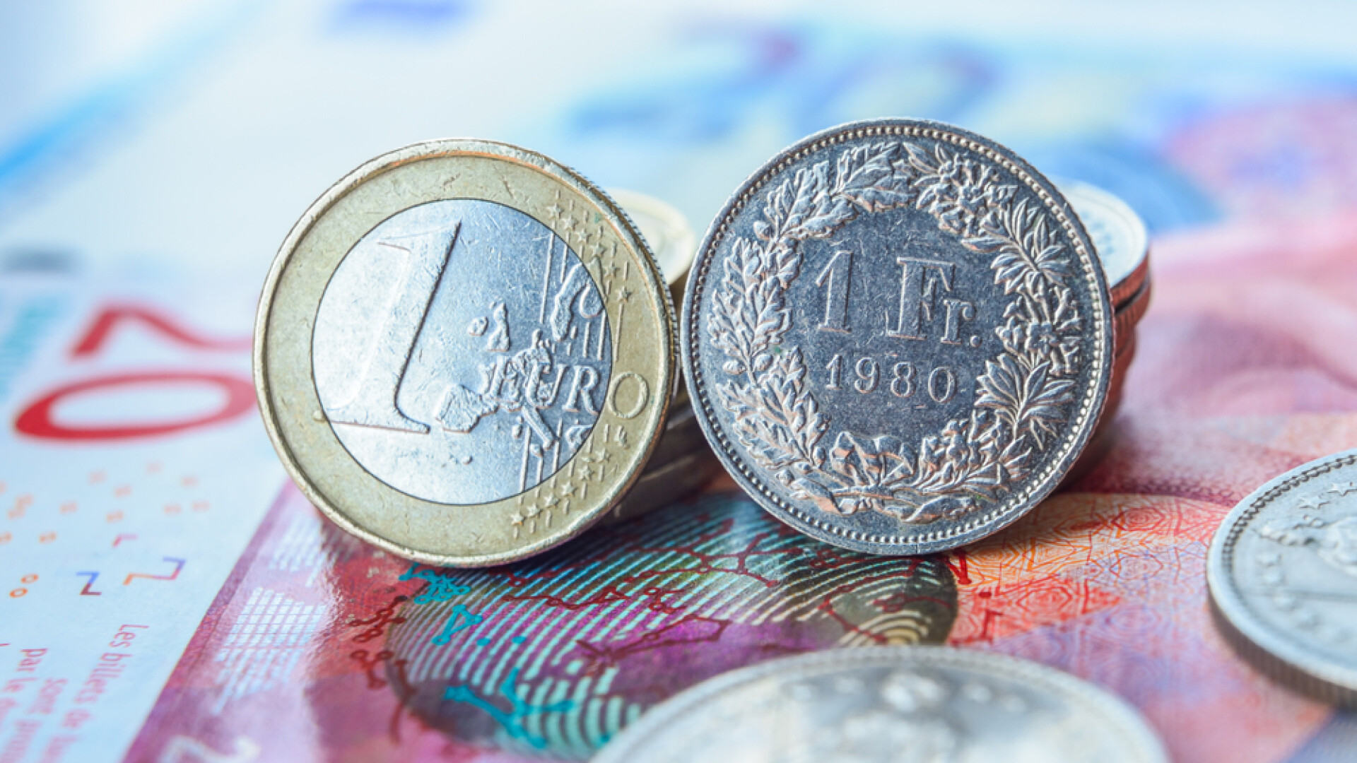 Țara din Europa în care locuitorii au mormane de bancnote expirate. Suma se ridică la un miliard de euro
