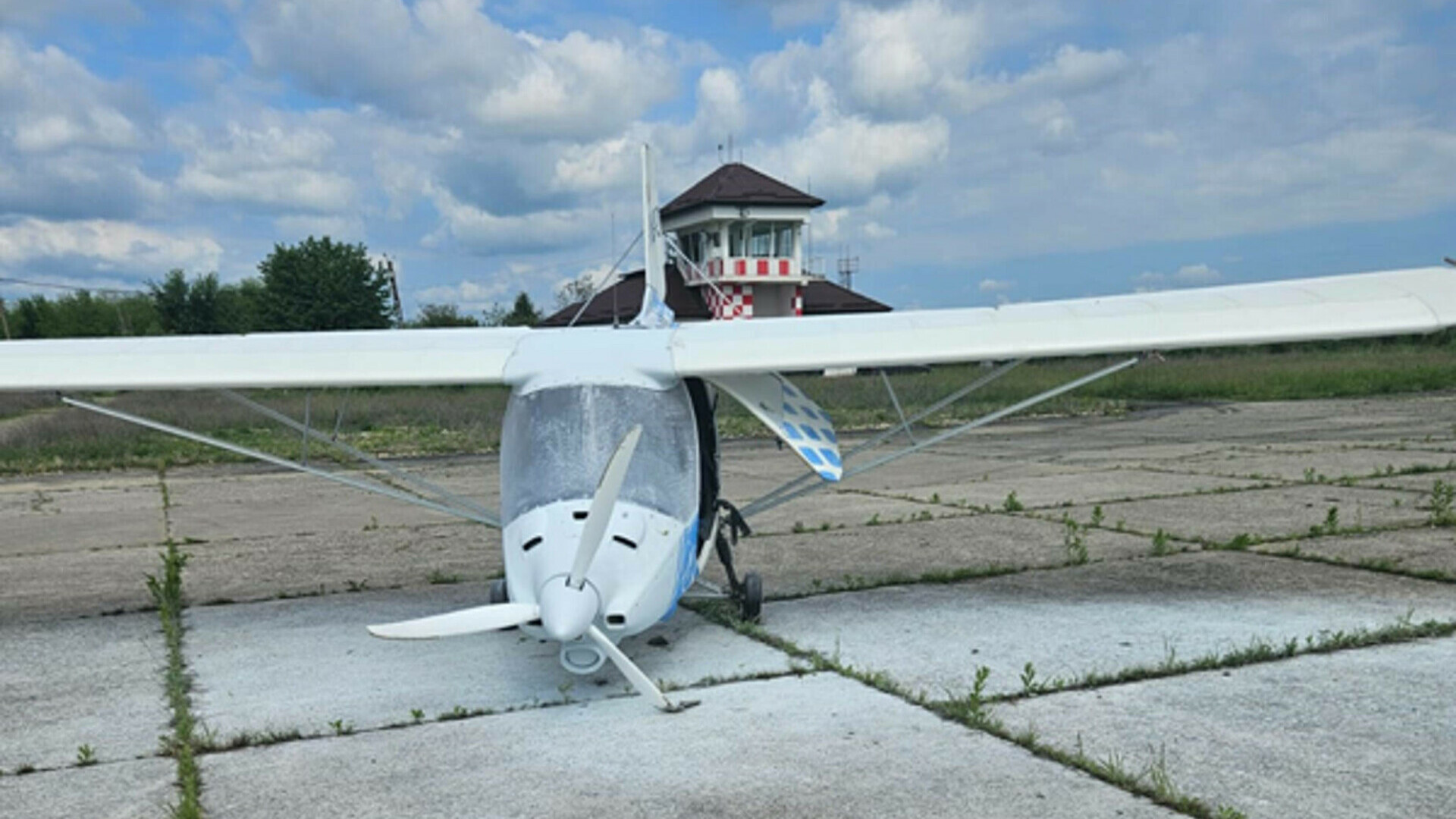 Un avion a aterizat forțat lângă Caransebeș. Cine se afla la bord