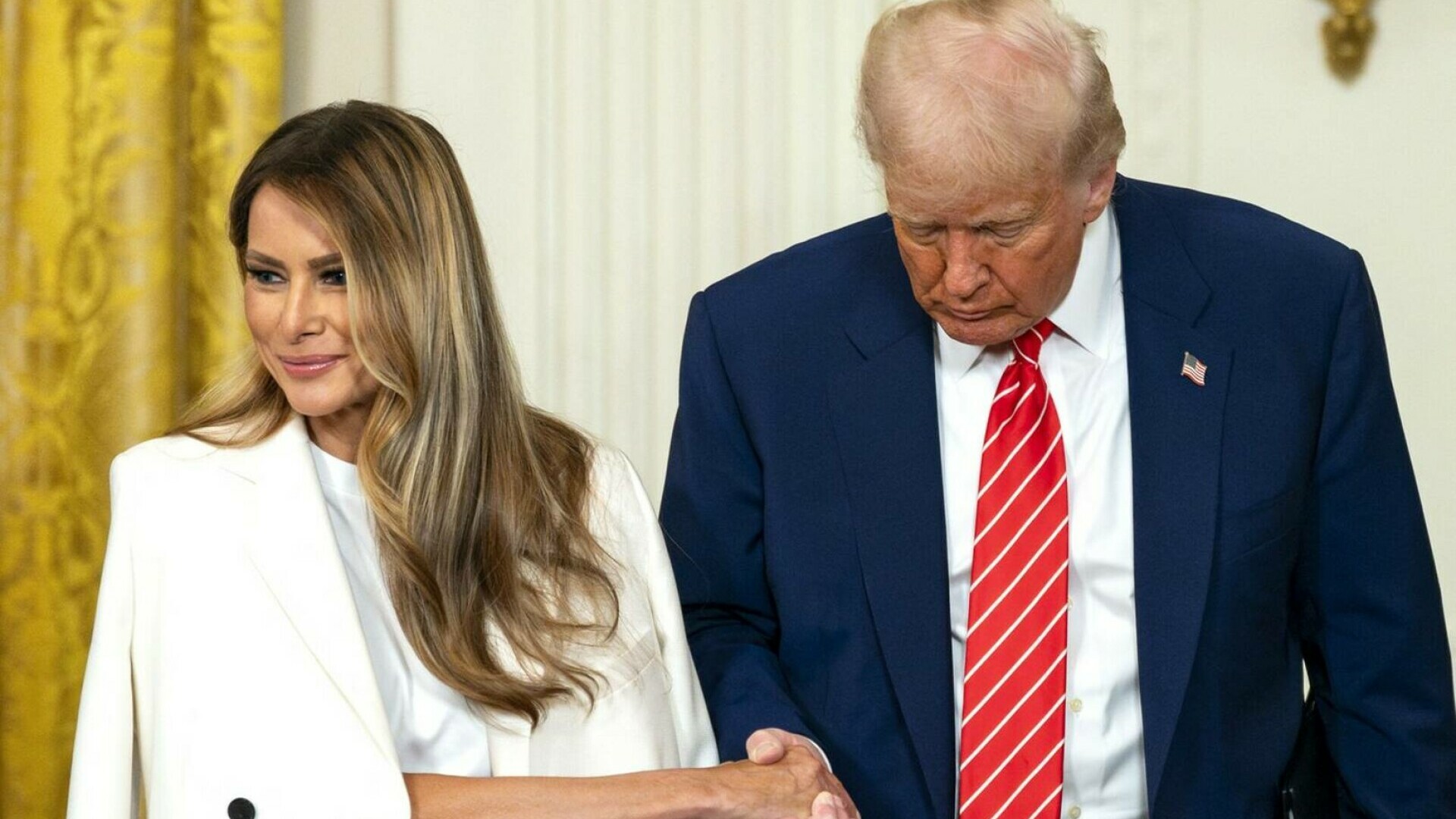 Melania Trump, apariție plină de eleganță la Casa Albă. Prima doamnă a elogiat-o pe Barbara Bush. GALERIE FOTO