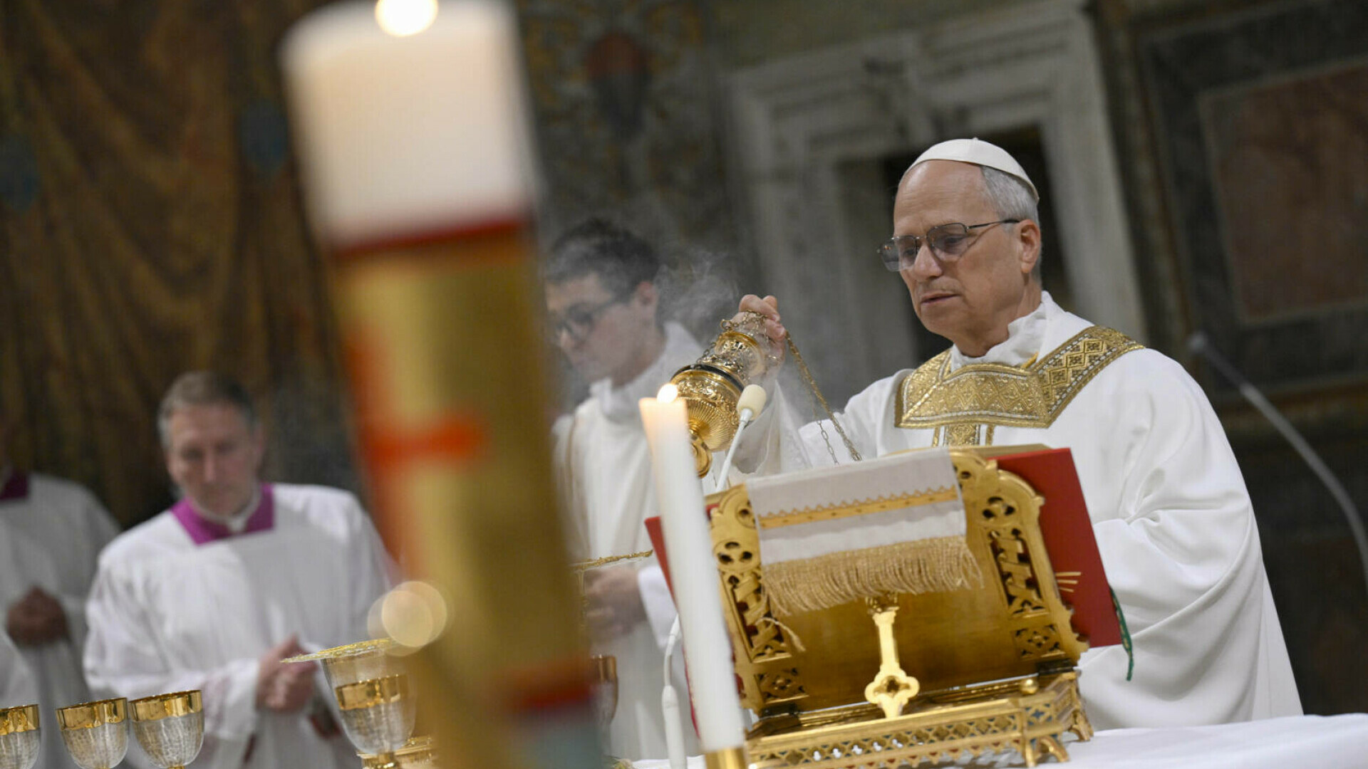 Primele imagini cu Papa Leon al XIV-lea ca Suveran Pontif. Ce a spus la prima slujbă. GALERIE FOTO