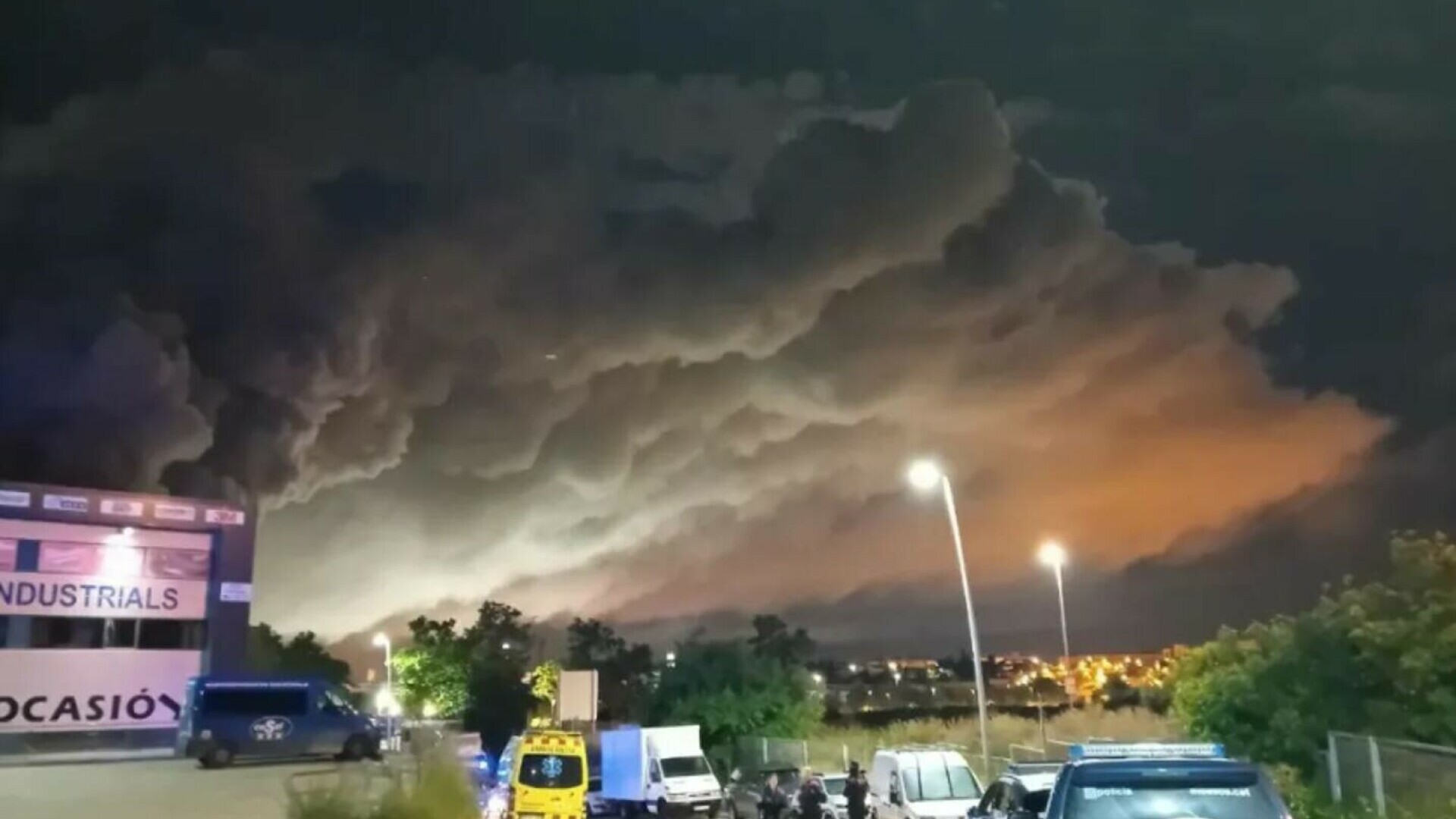 Peste 160.000 de oameni din Spania sunt blocaţi în locuinţe din cauza unui nor toxic de clor. FOTO & VIDEO