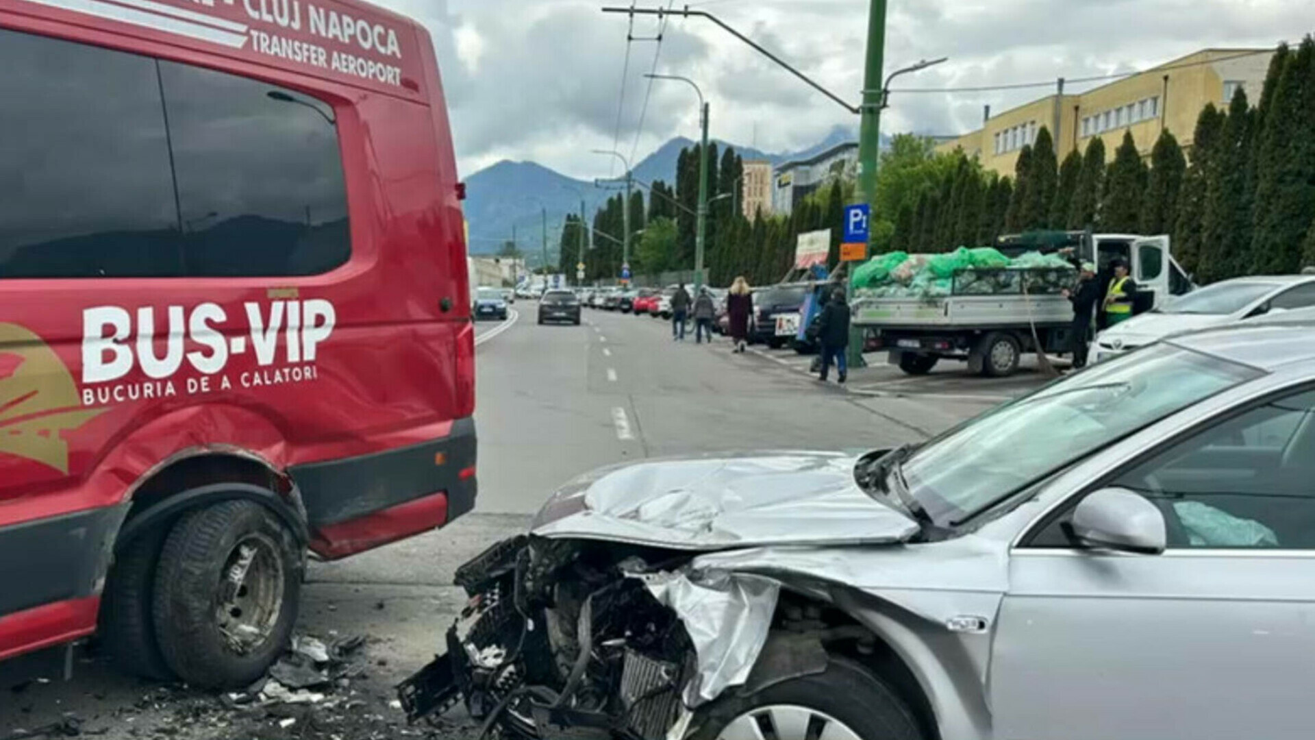 Accident între un microbuz şi un autoturism, în Braşov. 10 copii şi 3 adulţi au fost transportaţi la spital