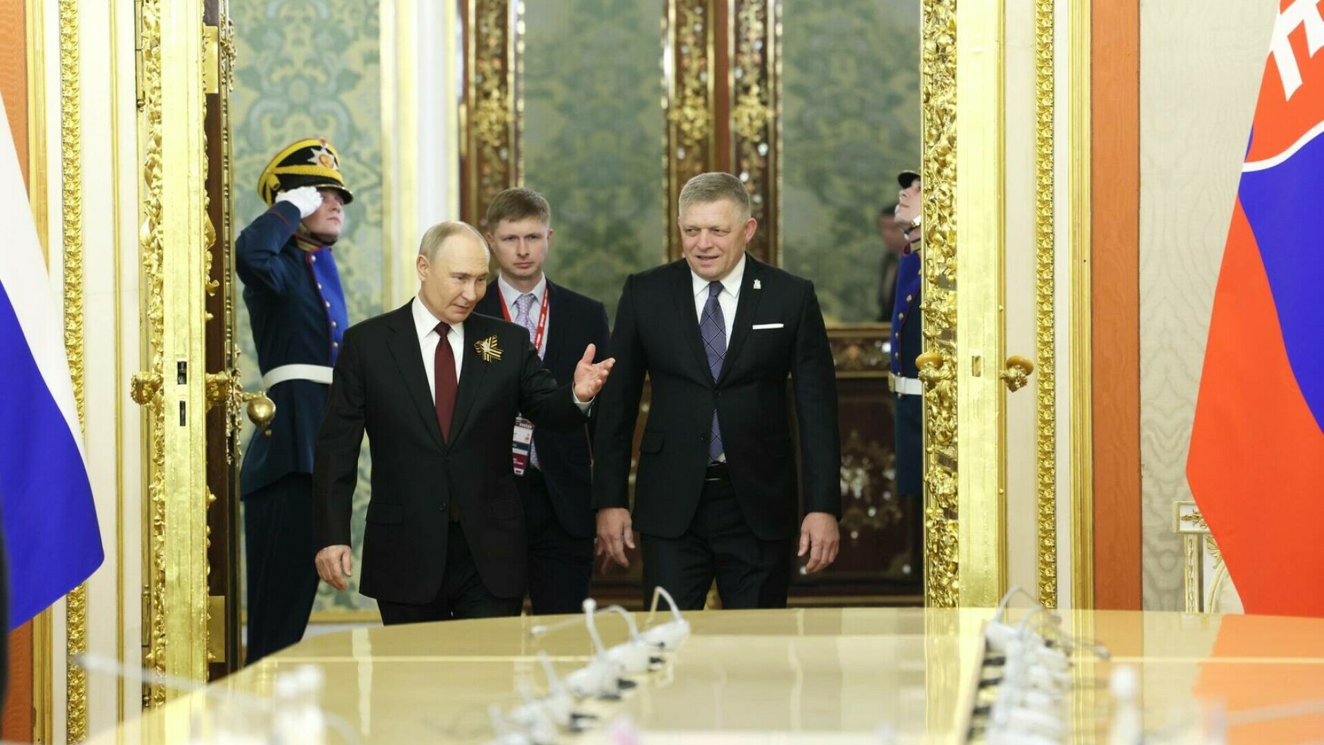 Robert Fico râde de Uniunea Europeană și îi promite lui Putin că Slovacia va susține Rusia