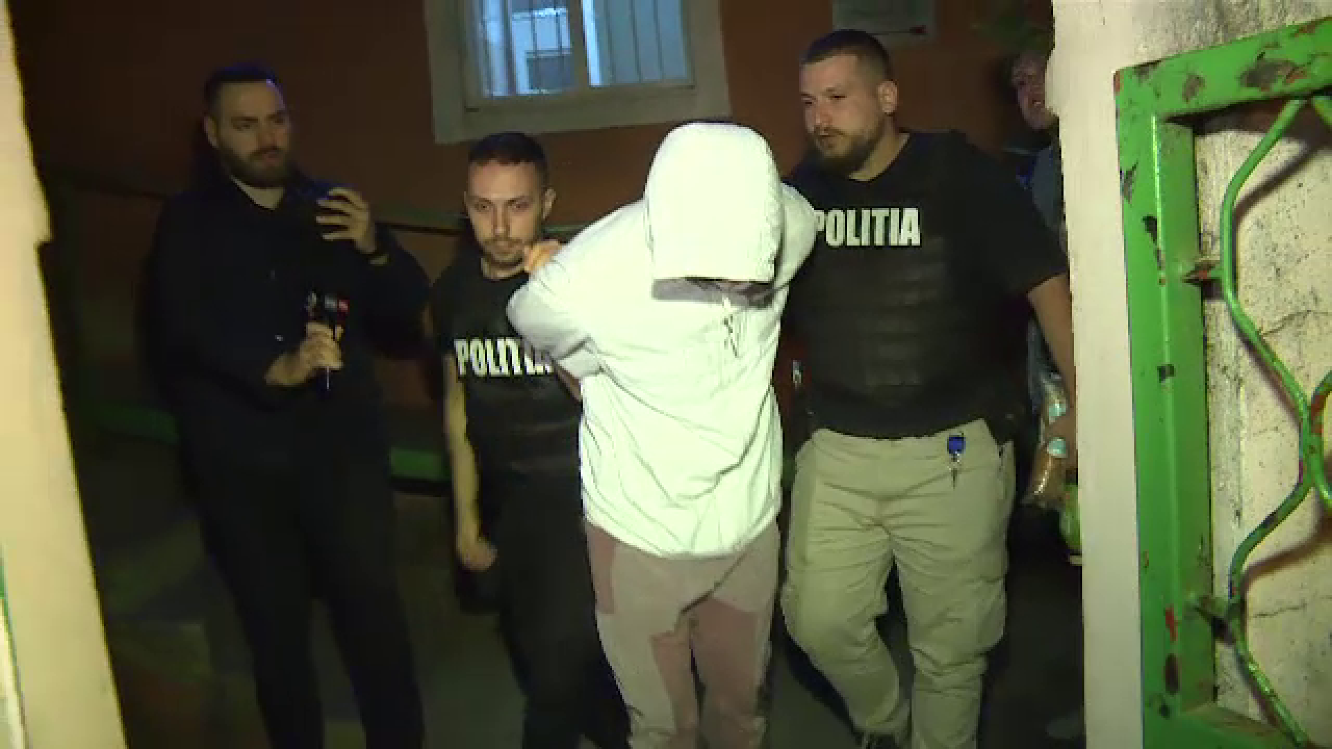 Un tânăr s-a baricadat într-o casă, după ce ar fi jefuit o bătrână și a mușcat un agent, în Capitală
