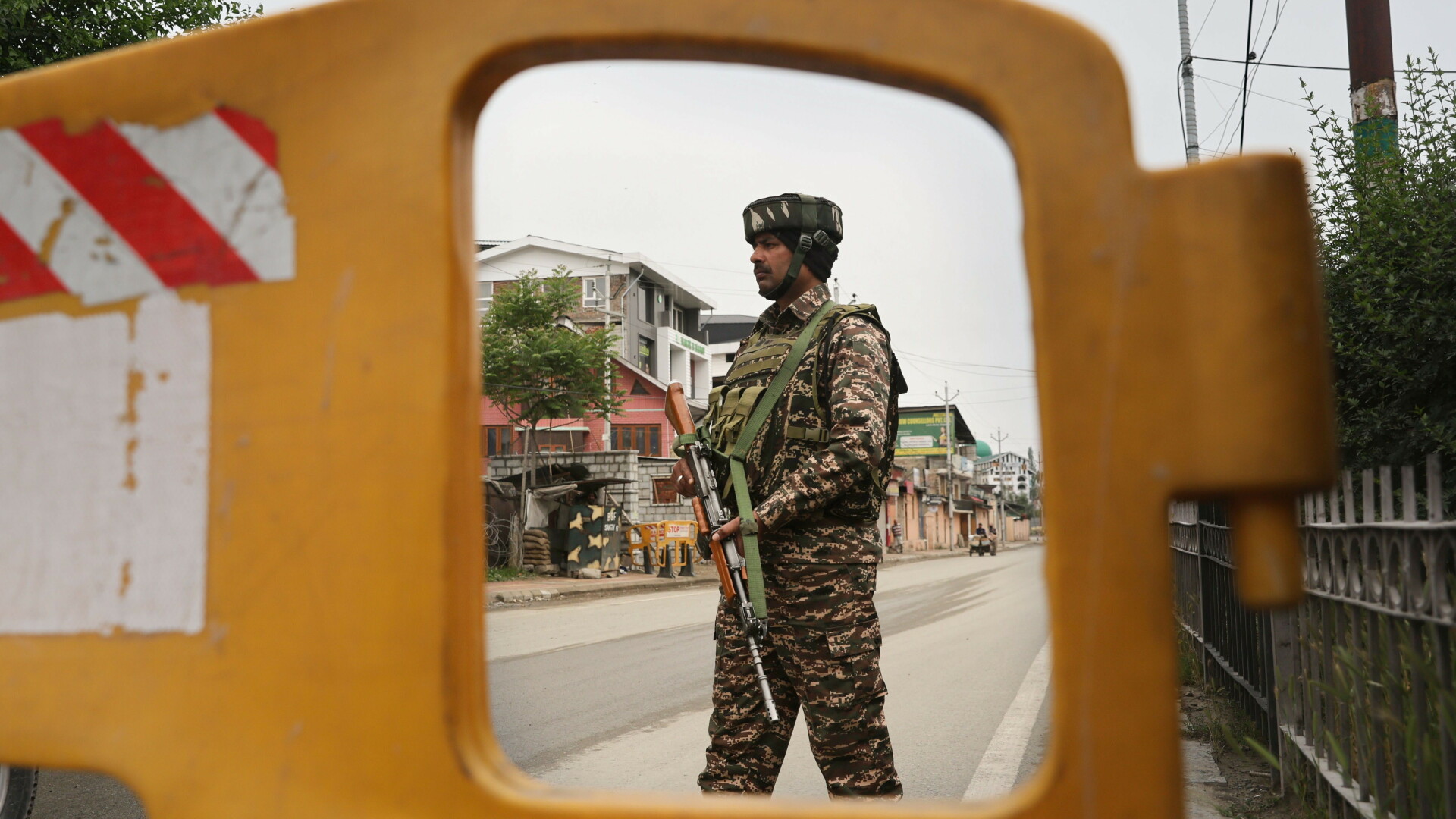 India și Pakistan se acuză reciproc de încălcarea armistițiului intrat în vigoare sâmbătă. Explozii în două orașe din Kashmir