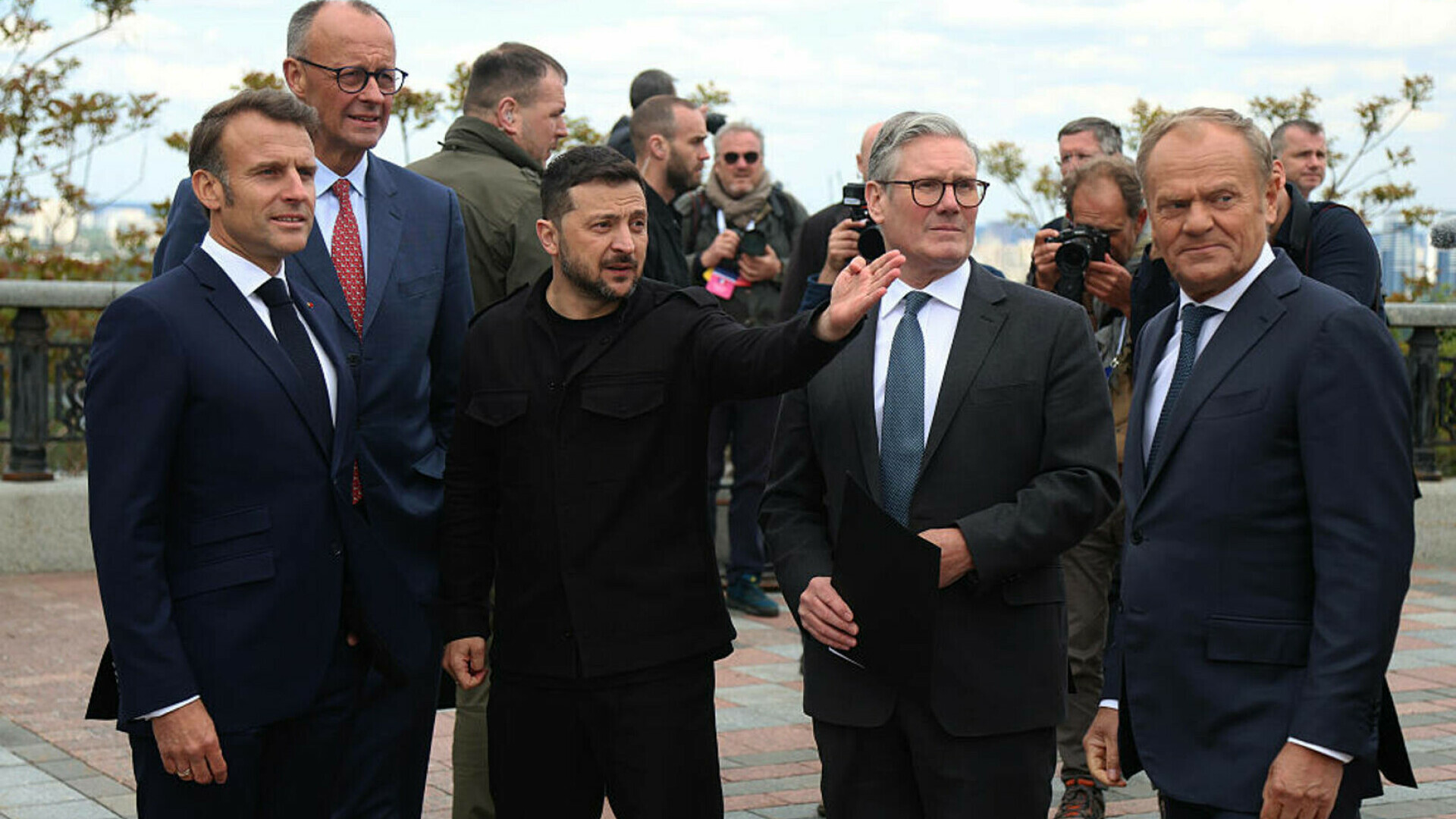 BBC: „Nimeni nu se aștepta la asta”. Liderii europeni s-au grăbit spre SUA pentru a ajuta Ucraina să evite o „capitulare”