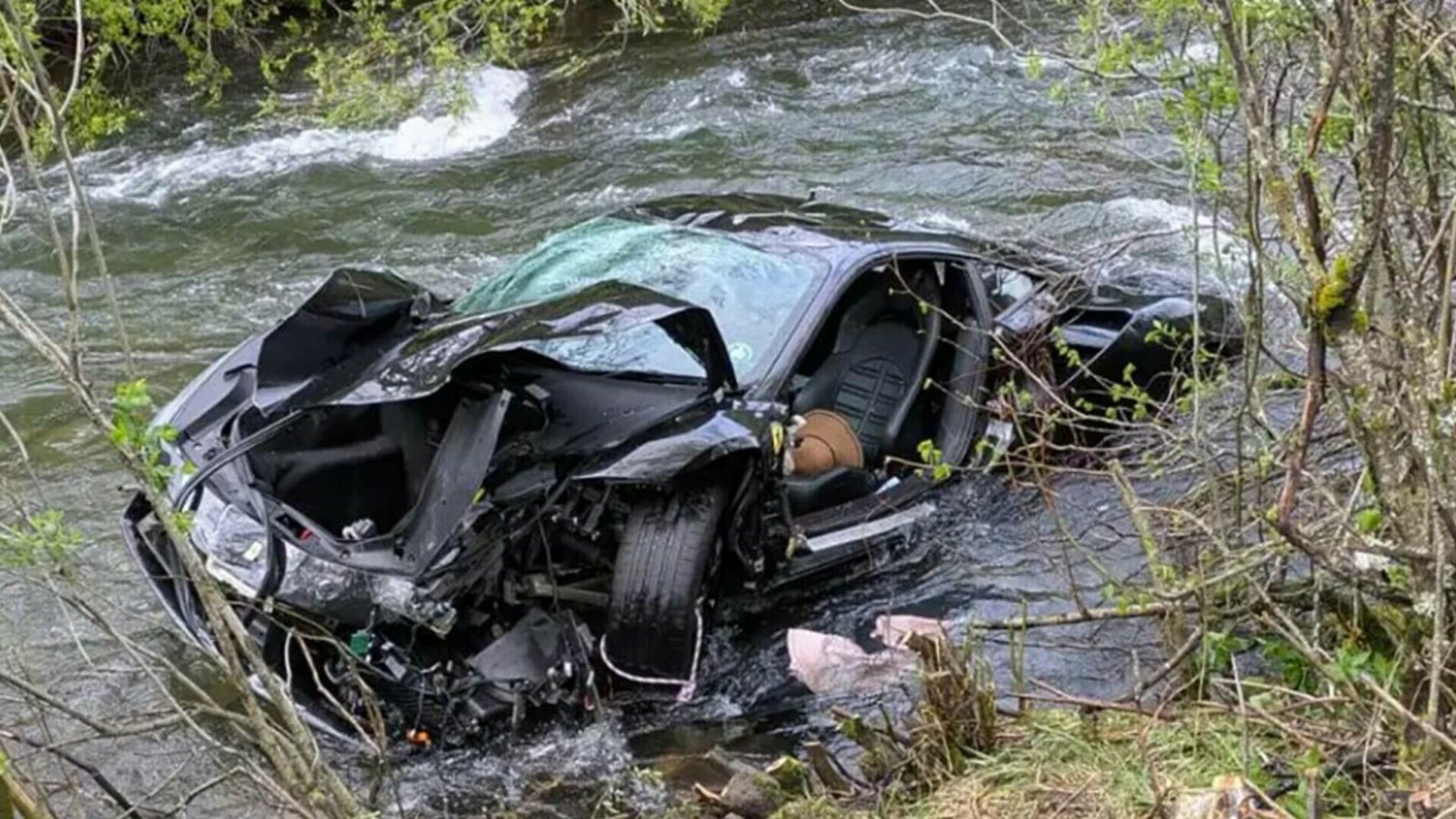 Un Ferrari a căzut într-un râu. Șoferul de 78 de ani și partenera sa au murit, în Spania