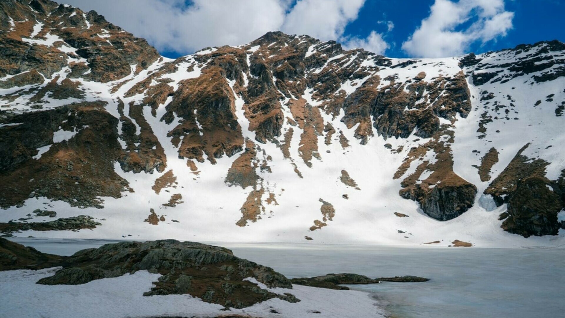 S-a înregistrat cea mai friguroasă noapte de 12 mai din ultimii 46 de ani la Bâlea Lac. Strat de zăpadă de 6 centimetri