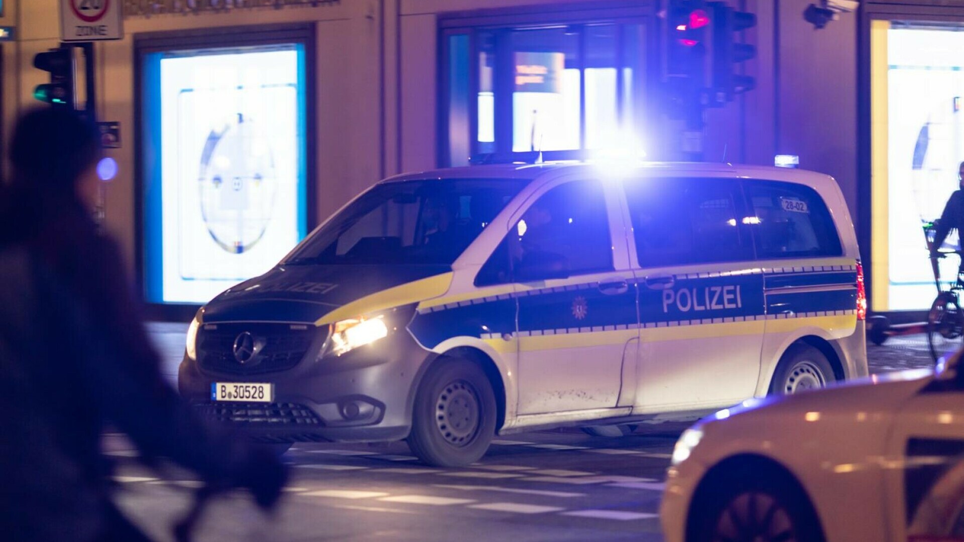 Vastă operaţiune a poliţiei în şapte landuri împotriva reţelei extremiste şi complotiste ”Regatul Germaniei”