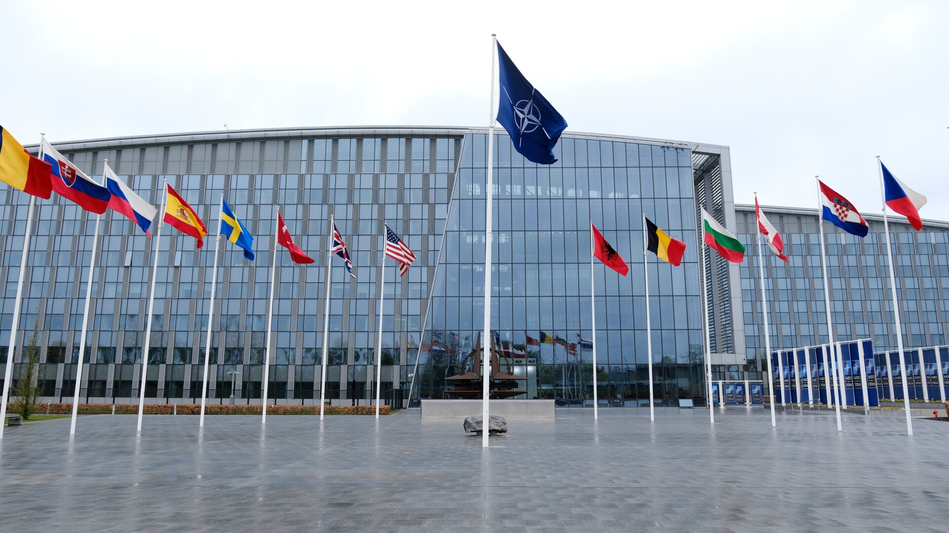 Scandal de corupție în sediul NATO din Europa. Arestări și percheziții în legătură cu achiziții militare
