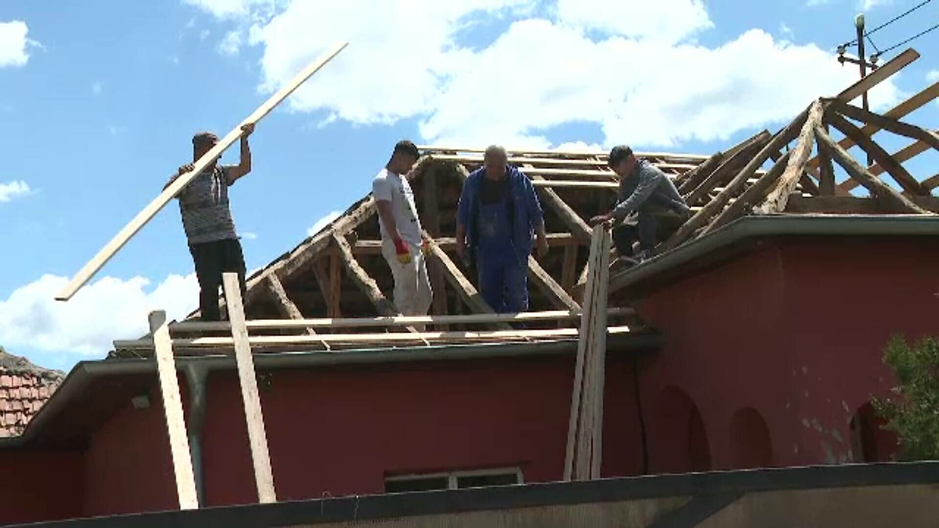 Furtuna puternică a distrus sute de locuințe într-o comună din Mehedinți. Oamenii încearcă să repare urgent acoperișurile