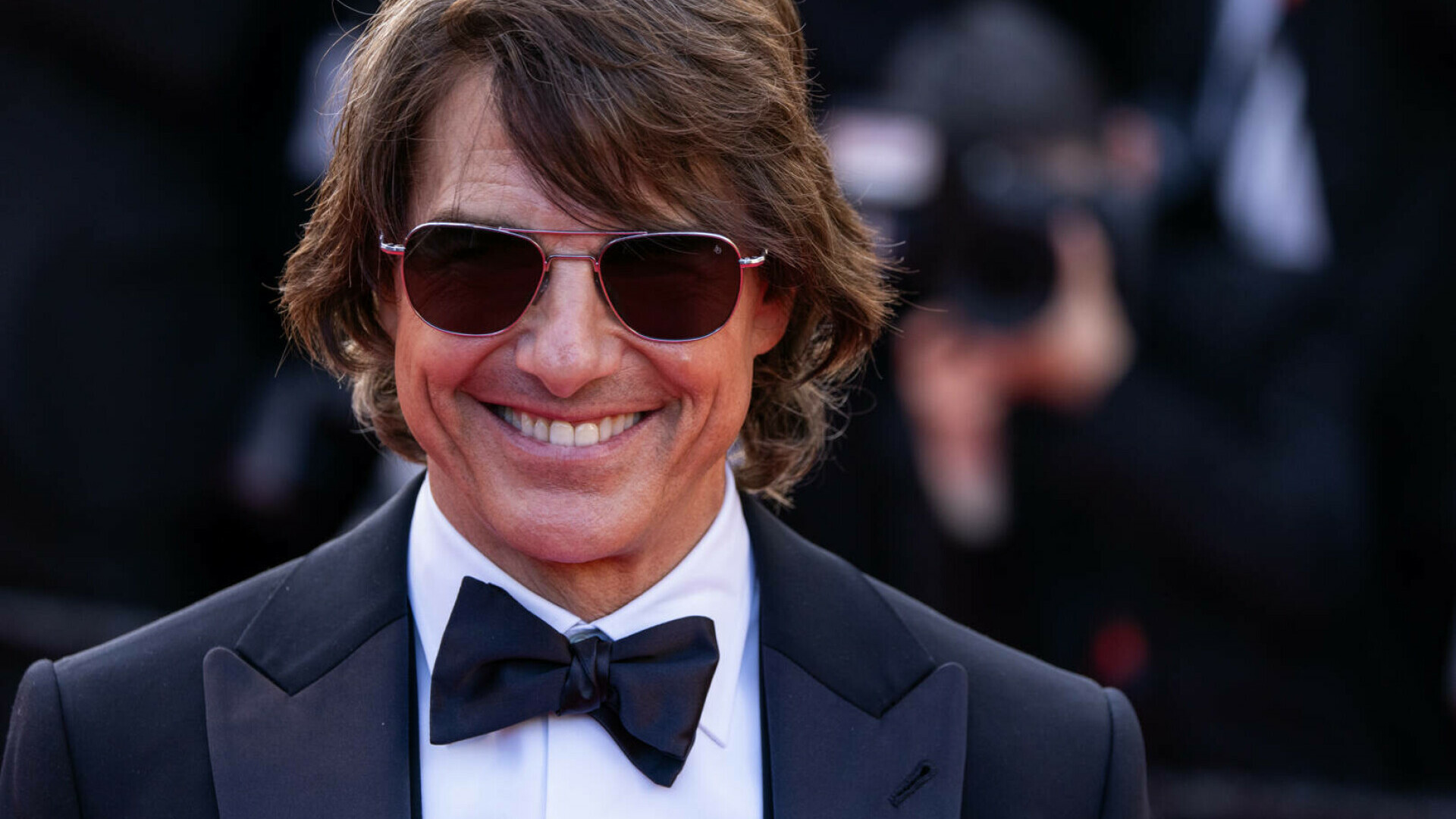 Tom Cruise a fost inclus în Cartea Recordurilor Guinness, după ce a făcut 16 salturi cu o paraşută cuprinsă de flăcări
