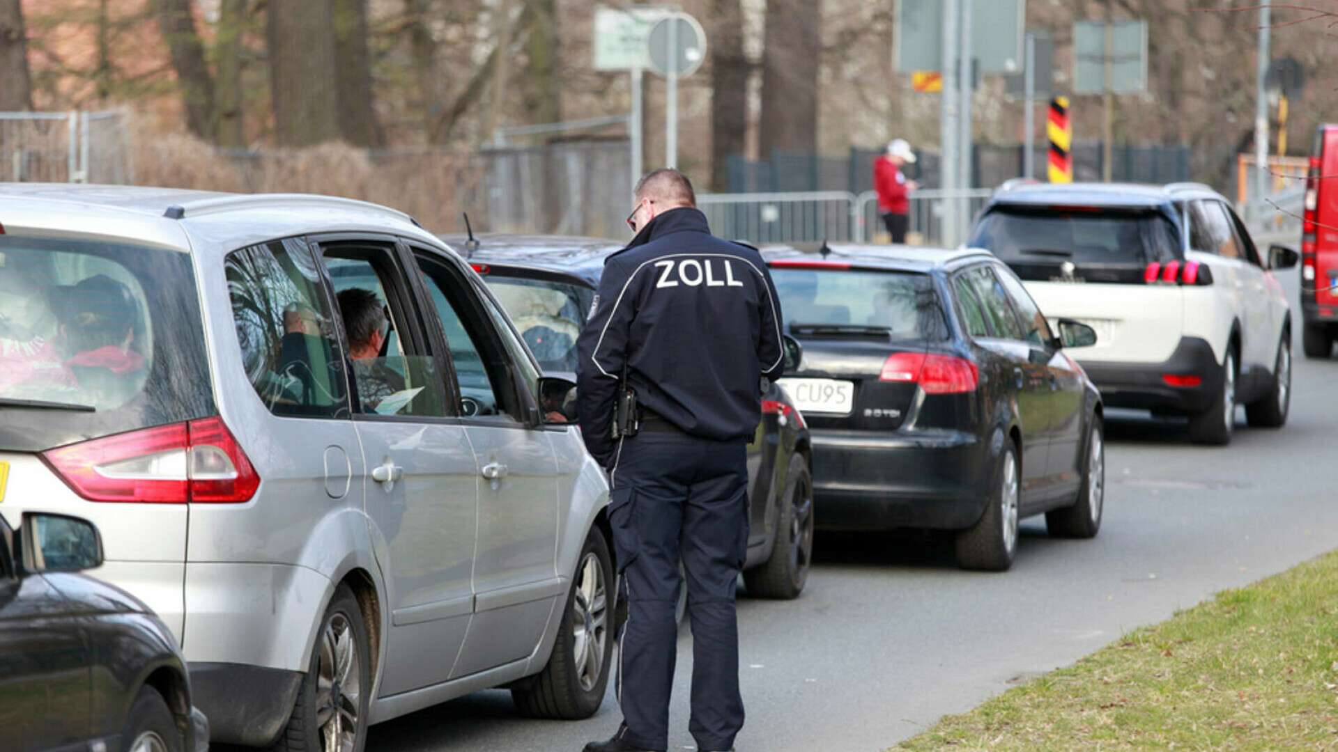 Descoperire de 150.000 de euro în BMW-ul unui român, în Germania. Ce au găsit vameșii după un control