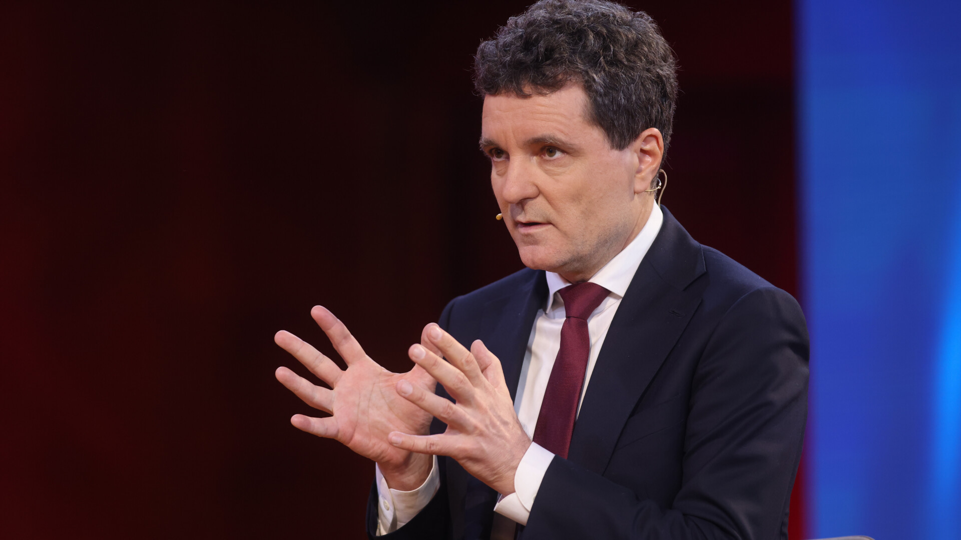 Financial Times: Prezenţa masivă la vot pare să fi înclinat balanţa în favoarea lui Nicuşor Dan