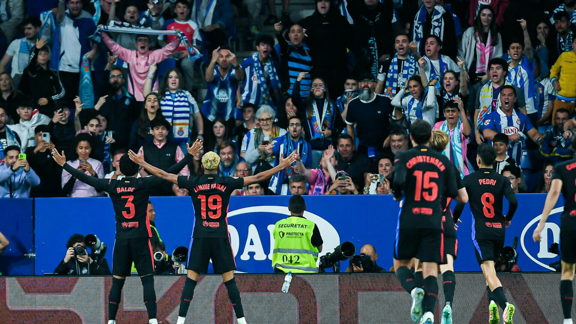 FC Barcelona devine campioana Spaniei pentru a 28-a oară, după victoria cu 2-0 în fața lui Espanyol. FOTO
