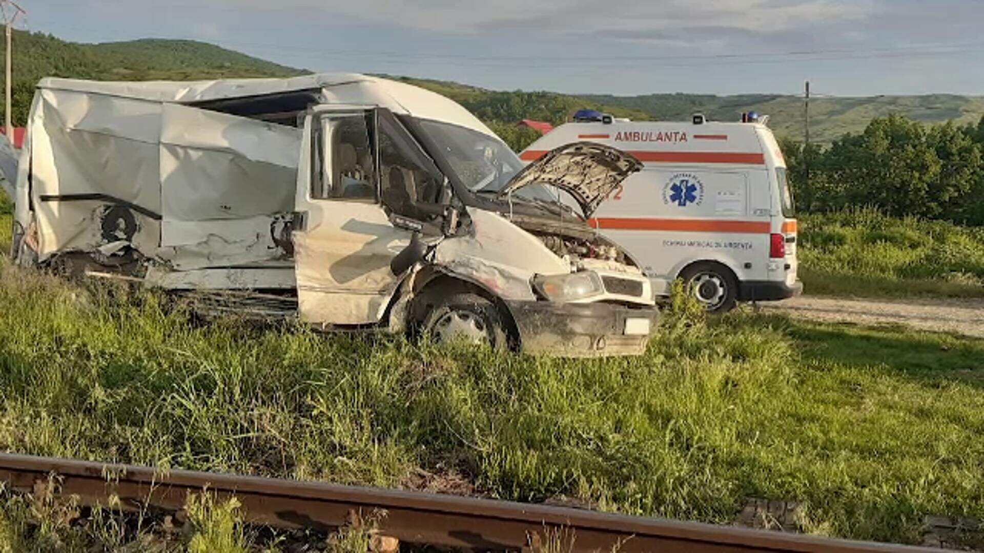 O dubiță în care se aflau doi tineri a fost spulberată de tren, în Vaslui. Au scăpat ca prin minune