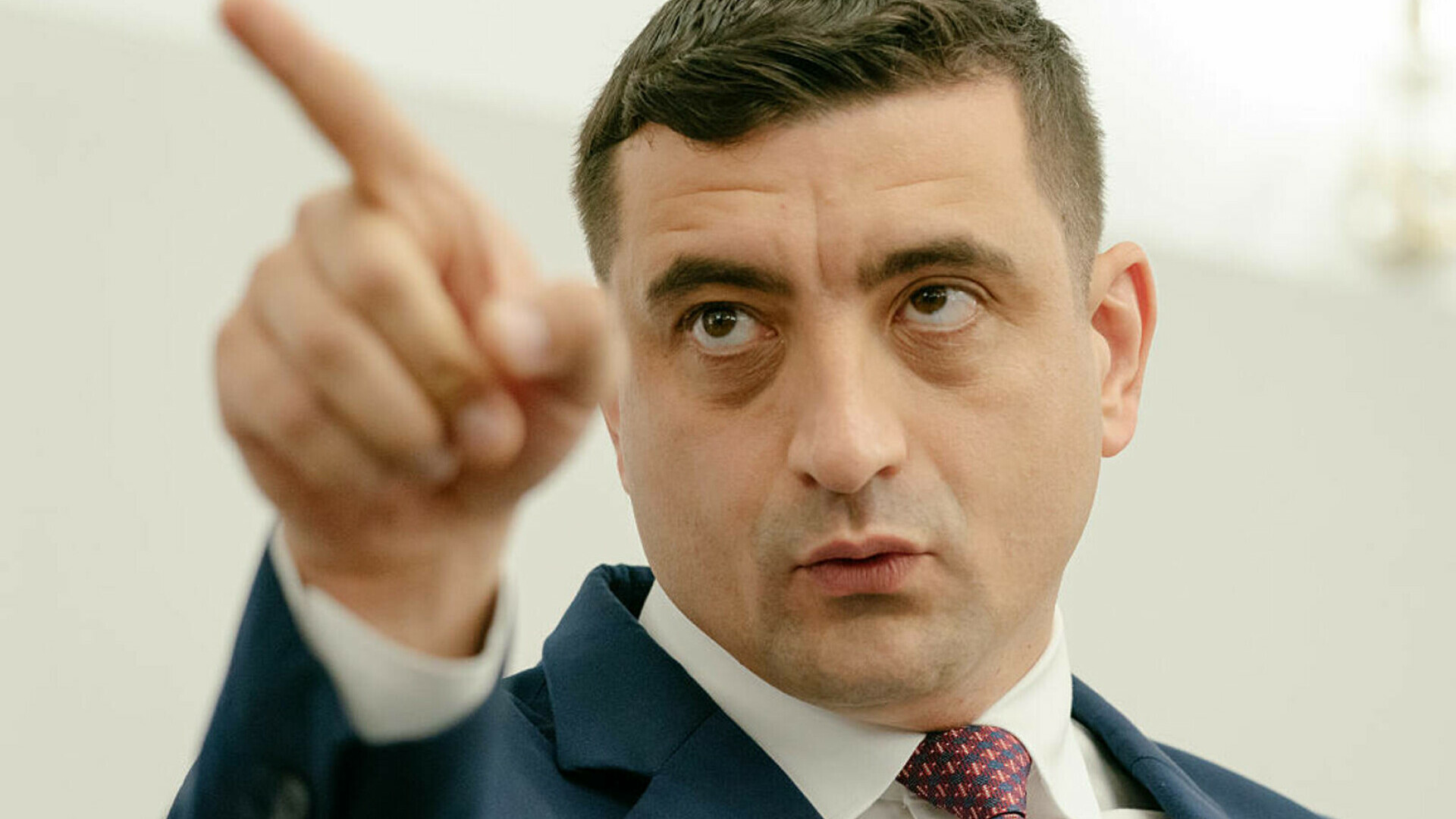 După ce l-a numit „dictator” Simion îl acuză din nou pe Macron că „încearcă să se amestece în alegerile noastre”