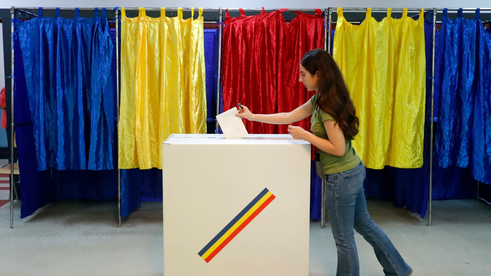 Aproape jumătate dintre românii chestionați într-un sondaj cred că alegerile prezidențiale de anul acesta au fost incorecte