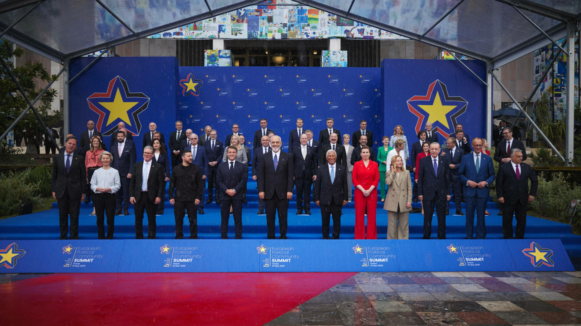 Start neobișnuit la summitul CPE din Tirana. Cei mai puternici oameni din Europa, transformații în bebeluși de AI