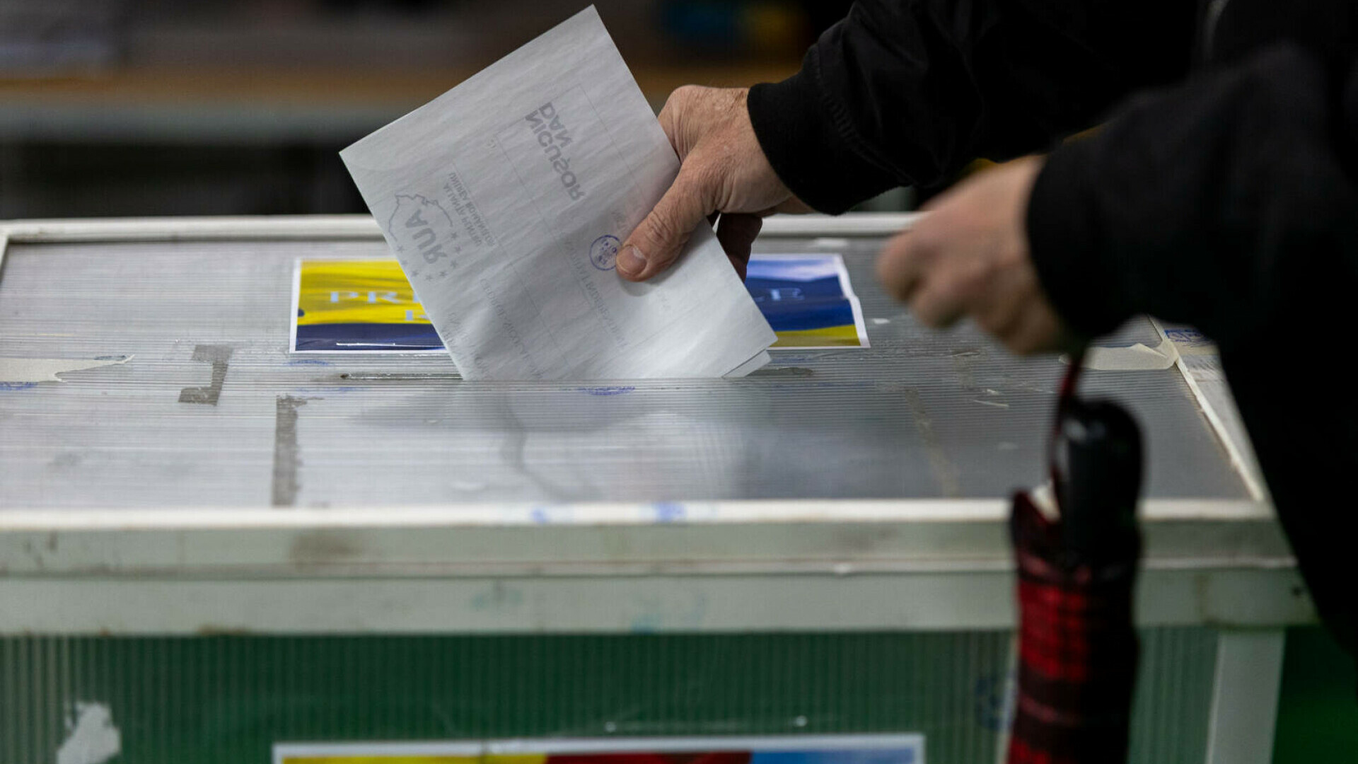 Mită electorală în Brăila. Un politician a dat alcool votanților pentru a pune ștampila pe un anumit candidat