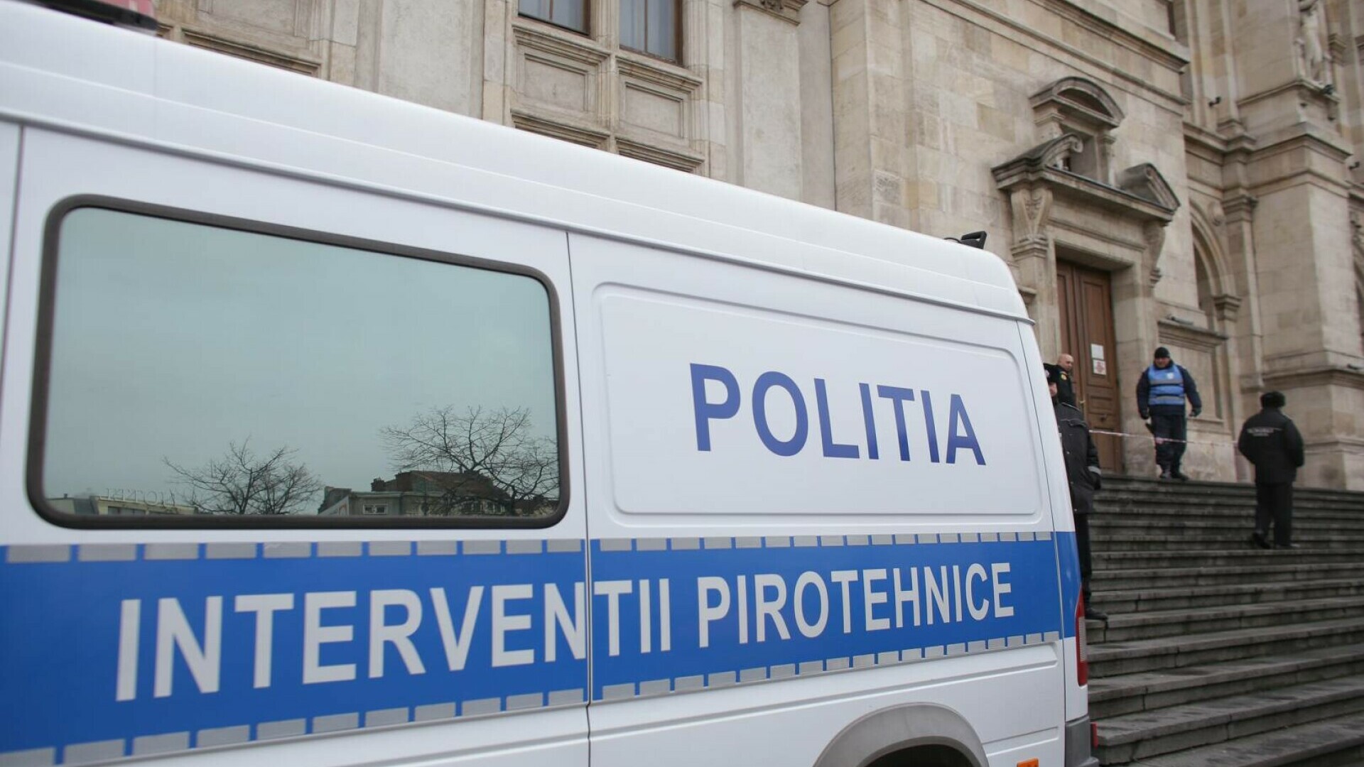 Aproximativ 1.000 de persoane s-au autoevacuat dintr-o biserică din Arad, după o alertă cu bombă. Poliția face verificări