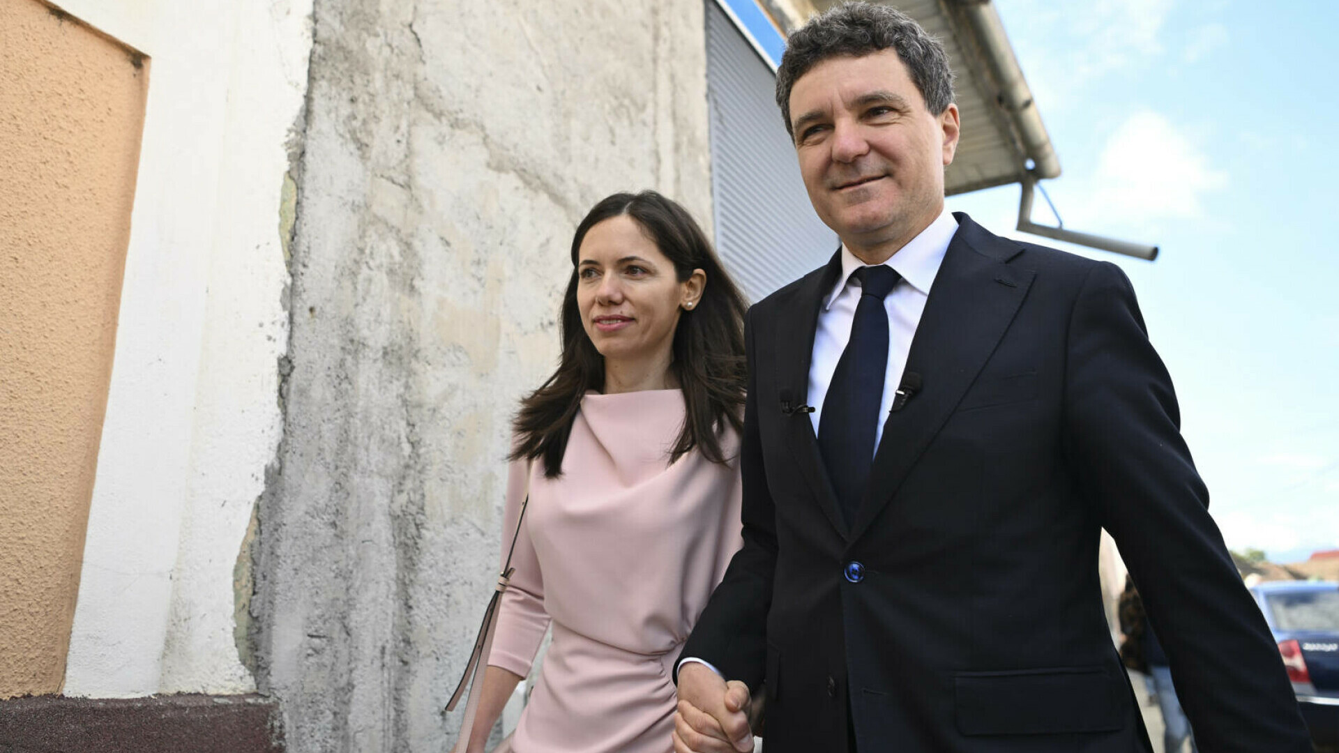 Cum s-a îmbrăcat Mirabela Grădinaru în ziua alegerilor prezidențiale. Cât costă rochia aleasă de partenera lui Nicușor Dan