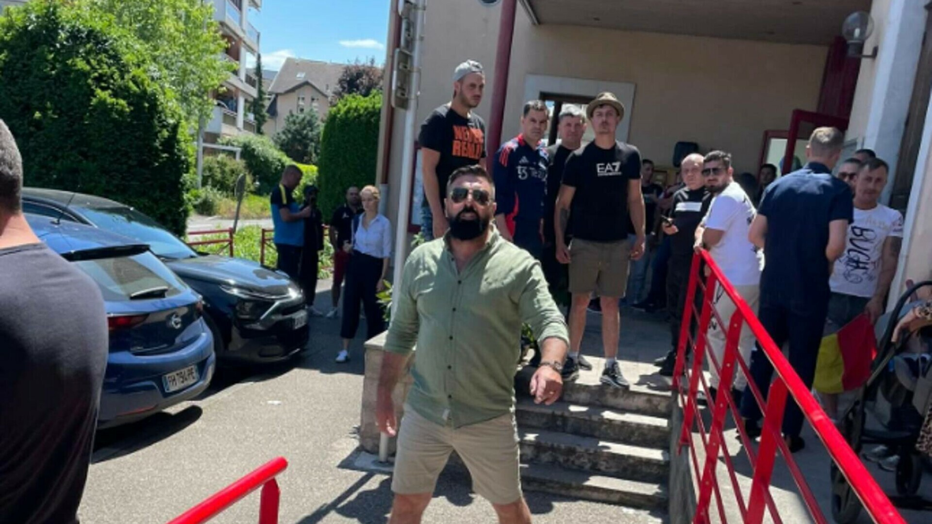 Incident violent la o secție de votare din Franța. O persoană ar fi fost lovită și scuipată de mai mulți indivizi. VIDEO