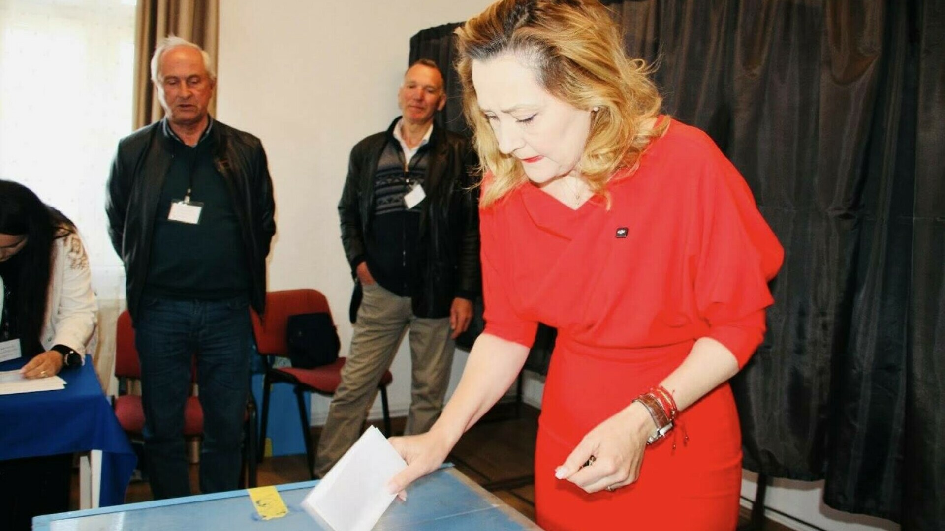 Elena Lasconi: Am votat cu sufletul împăcat şi cu speranţa că România îşi va păstra direcţia europeană
