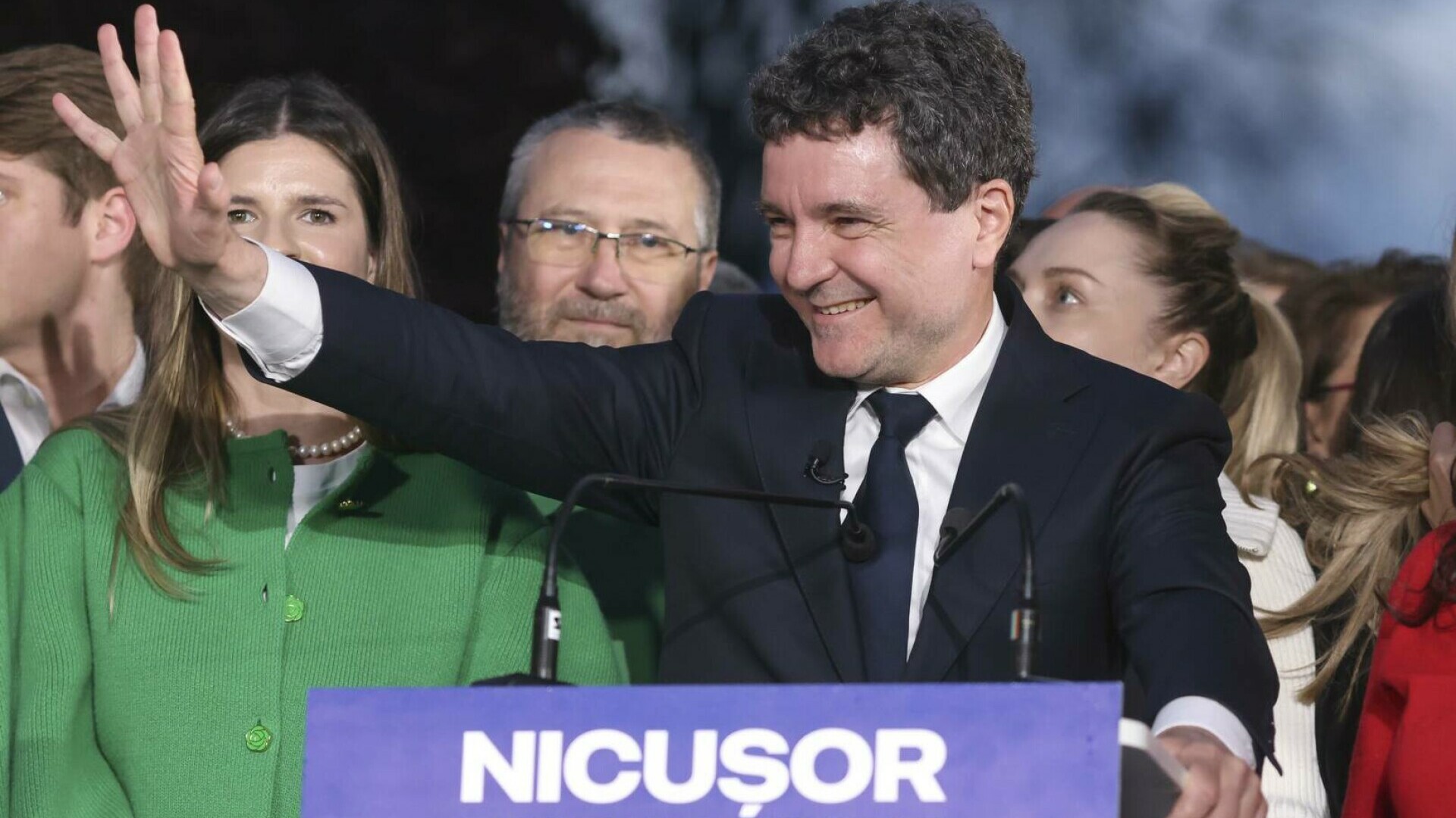 El Pais: Primarul Bucureştiului se profilează drept câştigător al alegerilor prezidenţiale din România. Participarea - record