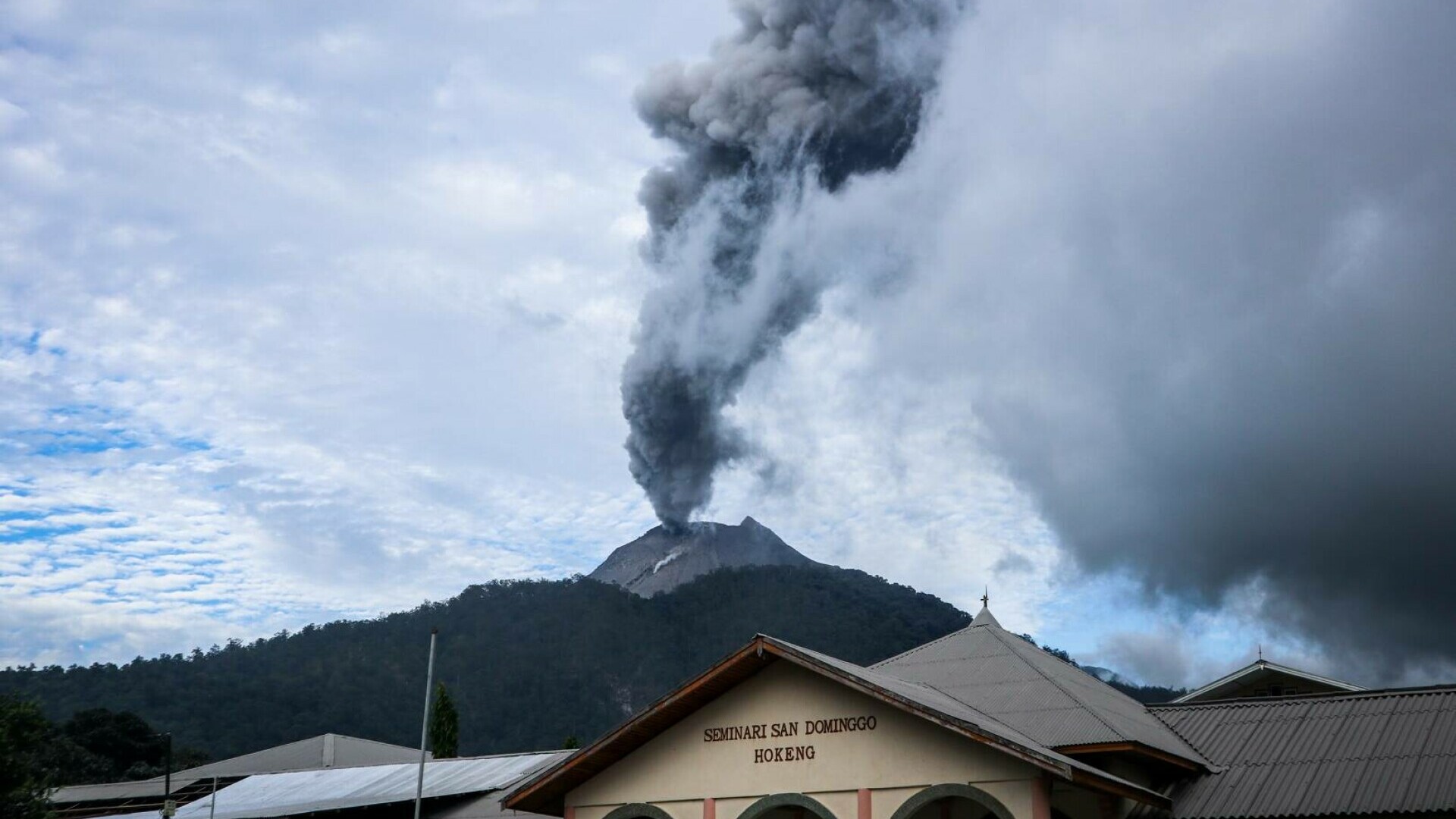 Alertă ridicată la maxim după a doua erupție a unui vulcan din Indonezia. Ce avertizează specialiștii