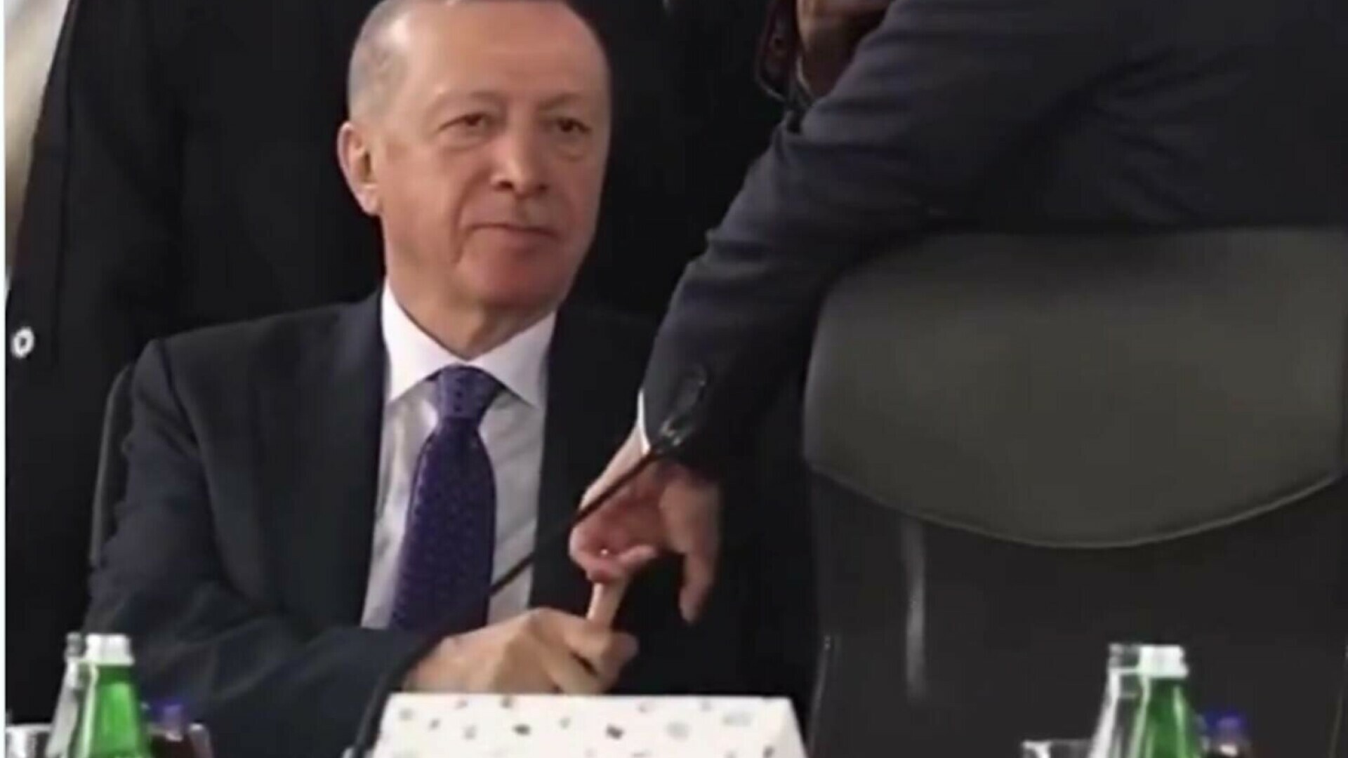 Diplomația la degetul mic: scena cu Macron și Erdogan care a făcut internetul să explodeze