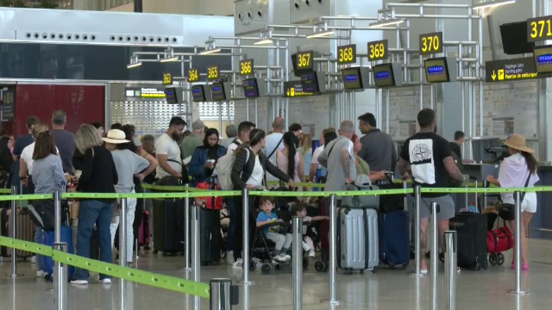 Aeroporturile din Spania sunt pline de persoane fără adăpost. Oficialii caută să-i înlăture
