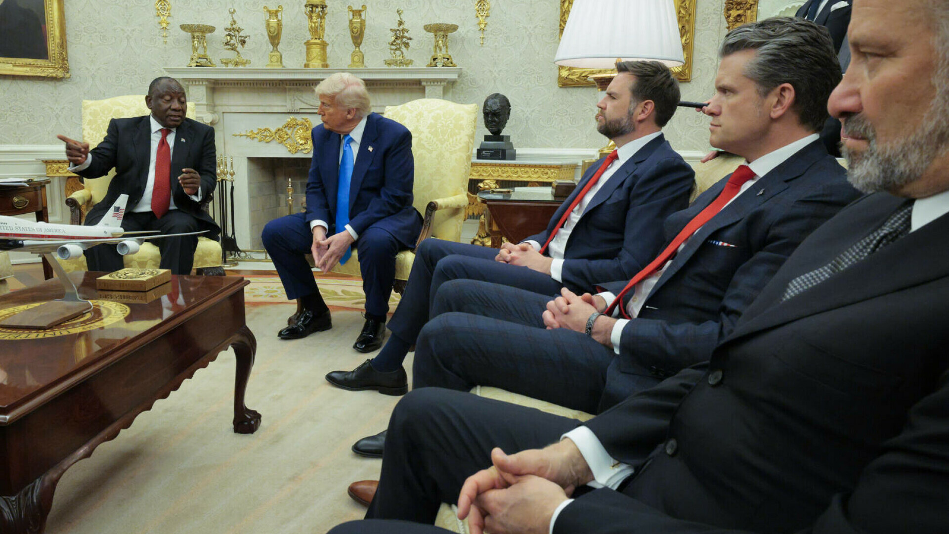 Trump, dezlănțuit pe un ziarist la conferința „genocidului alb”: „Idiotul ăla... un nemernic. Ești un reporter rău”