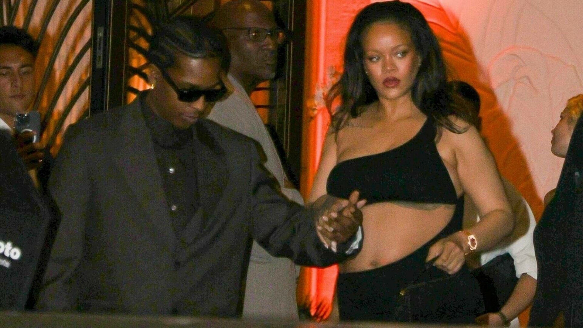 Rihanna, apariție îndrăzneață la Festivalul de la Cannes. Cum a fost surprinsă vedeta alături de iubitul ei. GALERIE FOTO