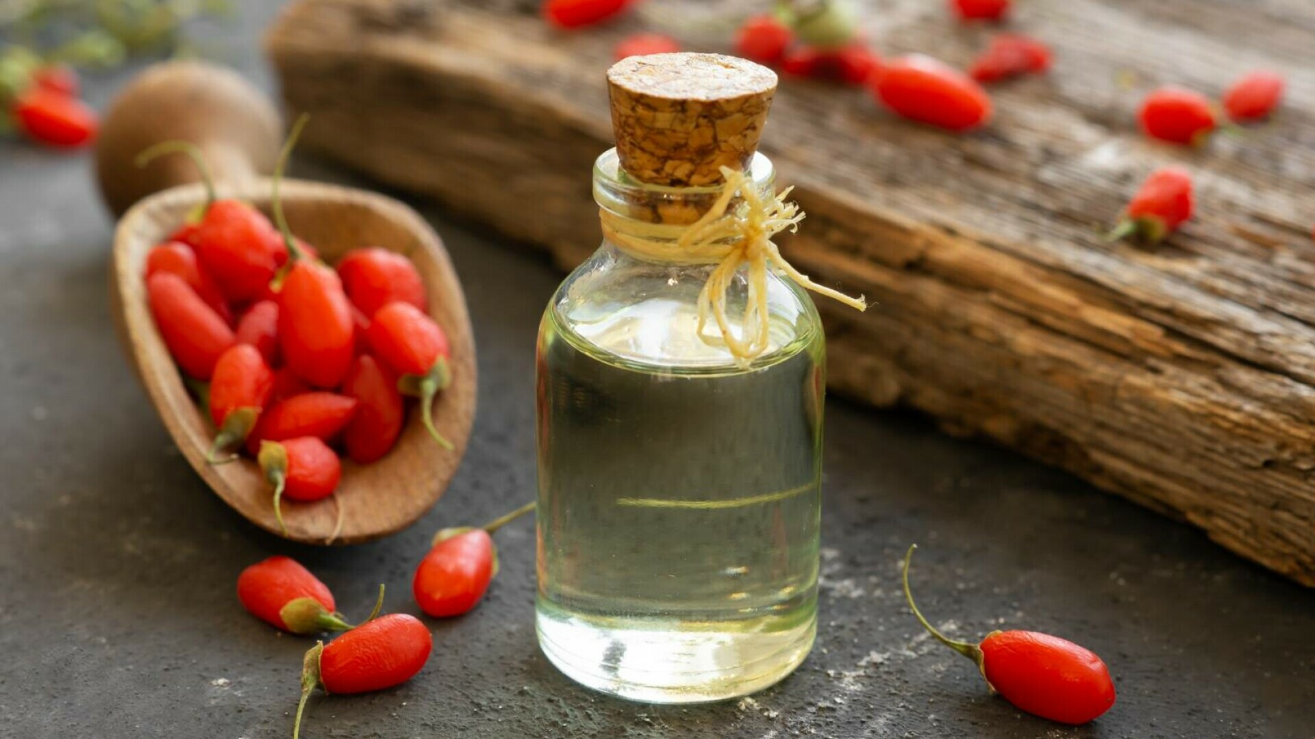 Ulei de goji - ce este, cum se obține și ce beneficii are pentru piele și sănătate. Cum poate fi inclus în rutina zilnică