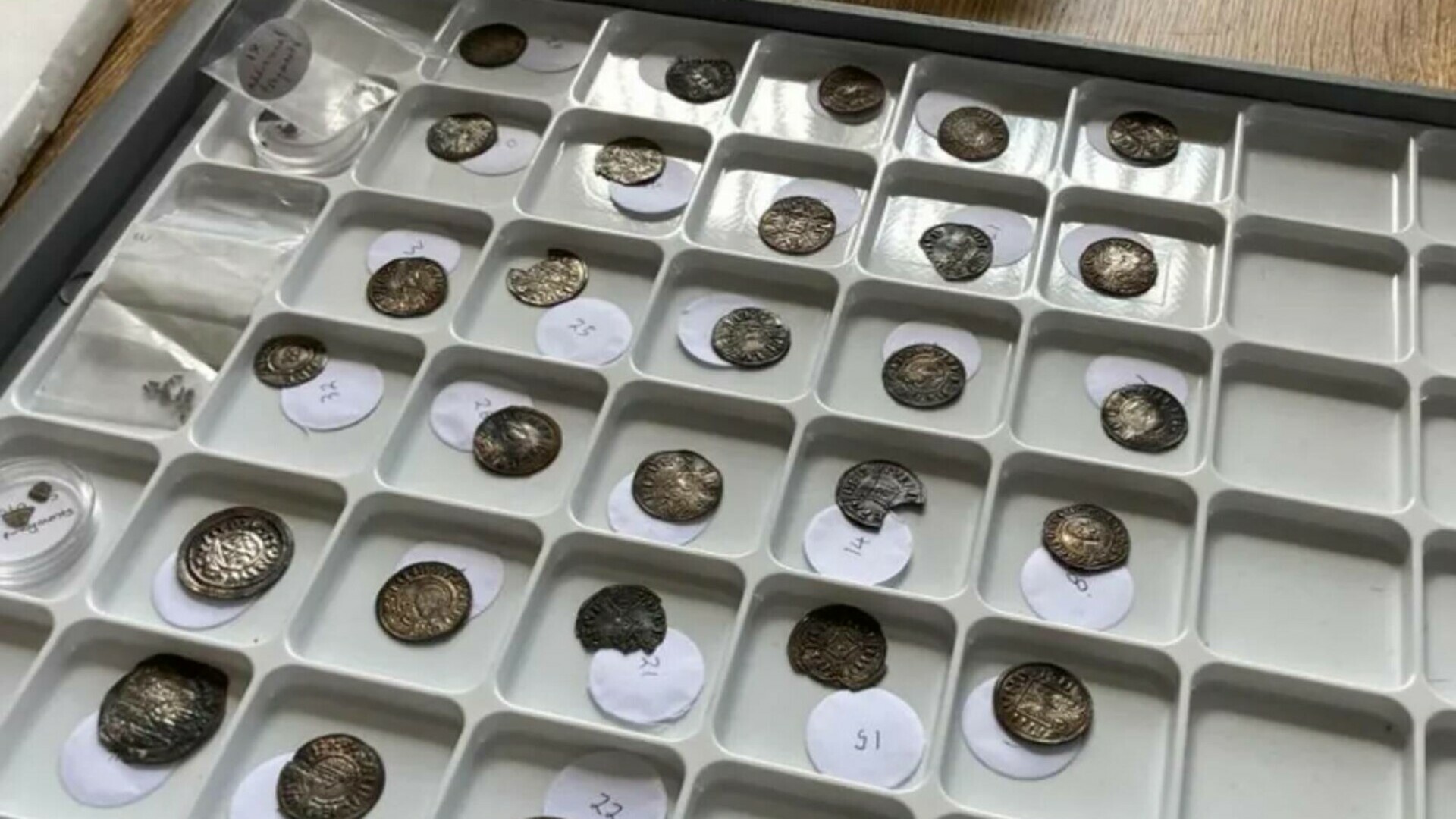 La zece ani după ce a fost furată, o monedă dintr-un tezaur viking reapare la vânzare în Londra