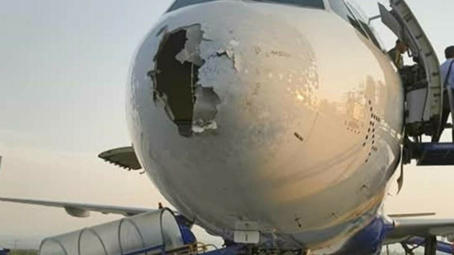 „Am crezut că este ultimul meu zbor”: Pasagerii povestesc experiența din avionul prins într-o furtună de grindină
