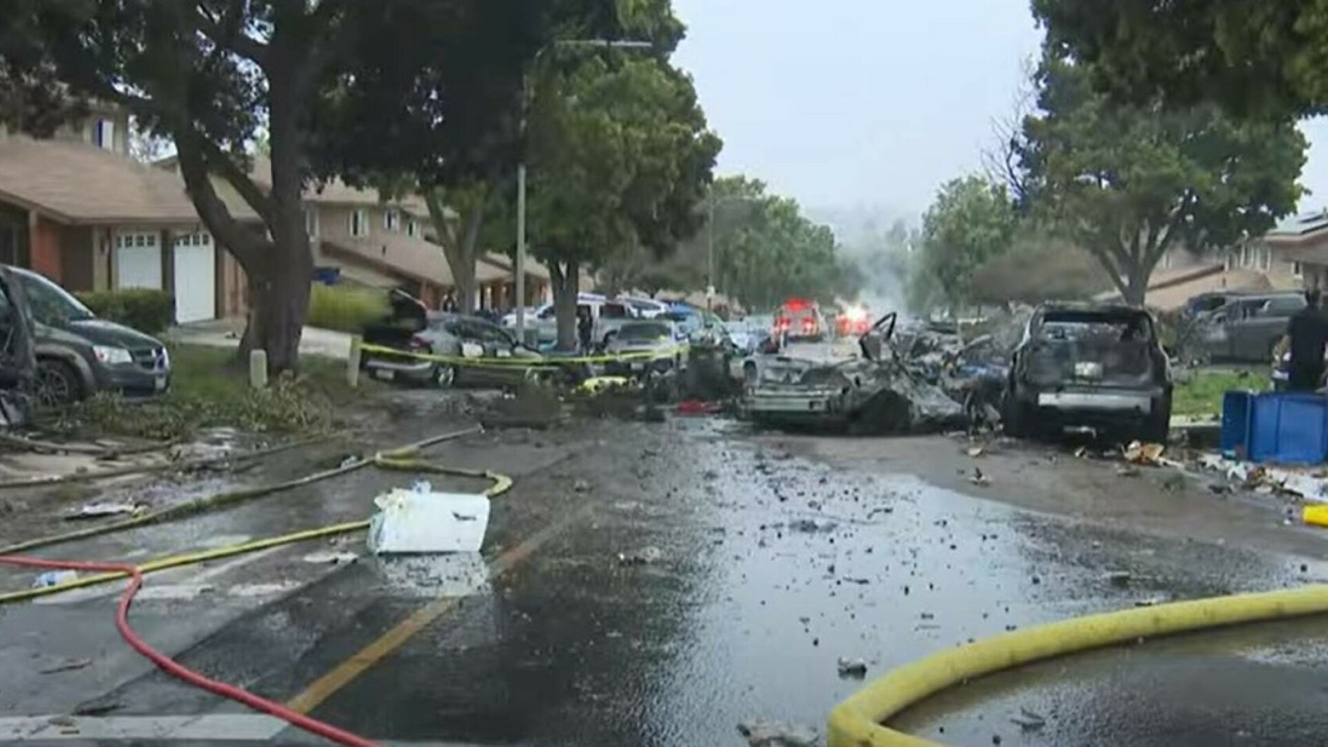 Un avion s-a prăbuşit într-un cartier din San Diego, California. Cel puțin 15 case şi vehicule au luat foc. FOTO&VIDEO