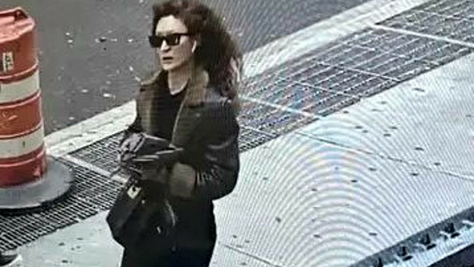Bruneta cu foarfecă, căutată de Poliție. A înjunghiat bărbatul care i-a făcut poze din greșeală