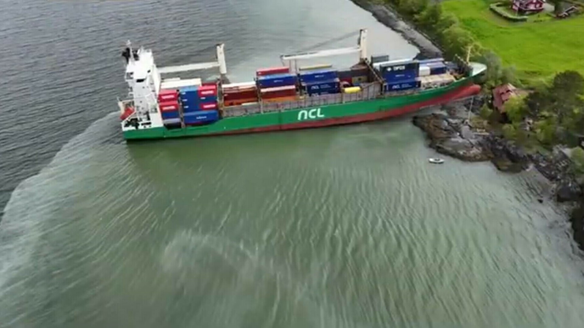 Somnul adânc aproape l-a costat viața. O navă uriașă a ajuns în grădina sa și era să-i lovească locuința. VIDEO