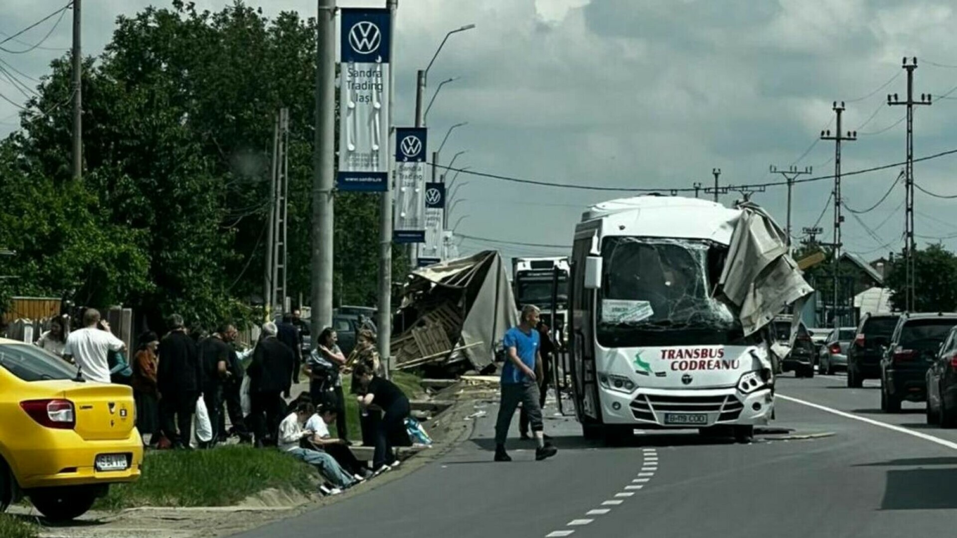 Accident „deosebit de grav” în Iași. Un autocar cu 20 de oameni a lovit un TIR. A fost activat Planul Roșu