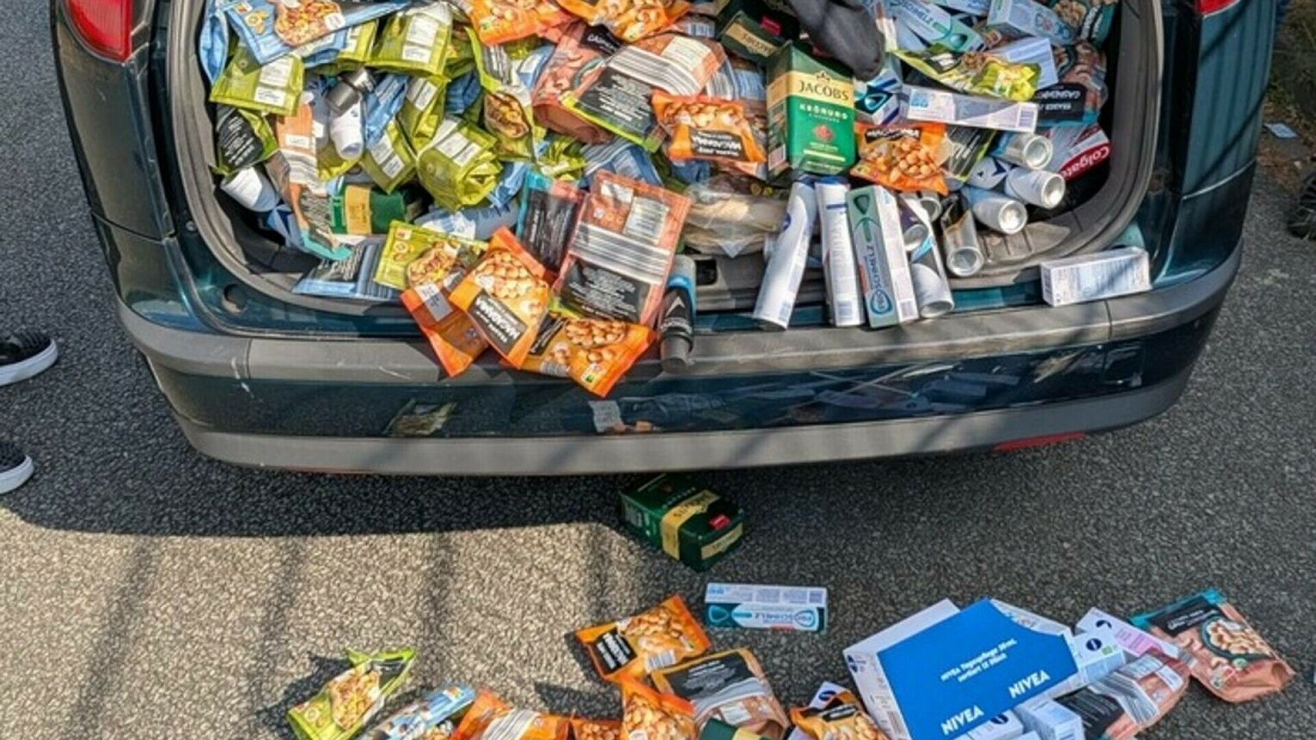Ce au găsit polițiștii germani în mașina unor români. Sute de produse au căzut când au deschis portbagajul