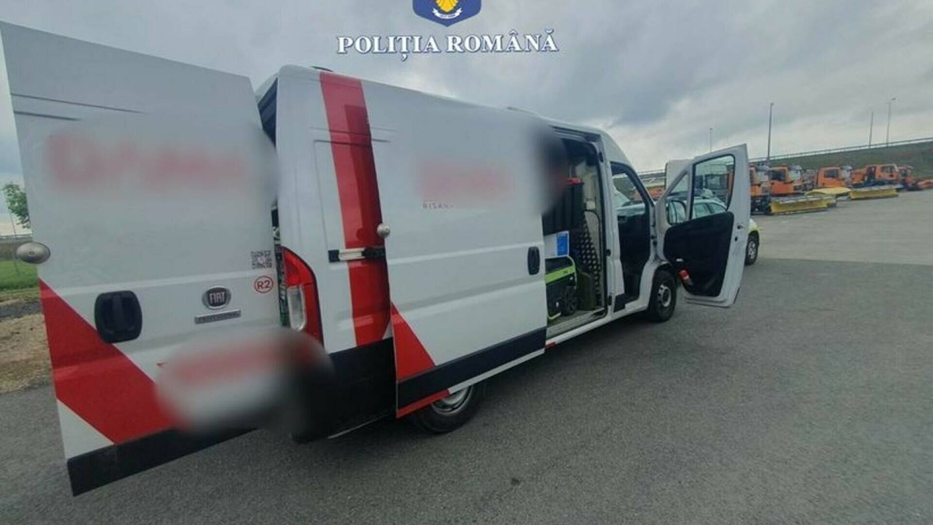 Descoperire de 150.000 de euro pe A1. Ce au găsit poliţiştii într-o autoutilitară oprită pe autostradă. FOTO