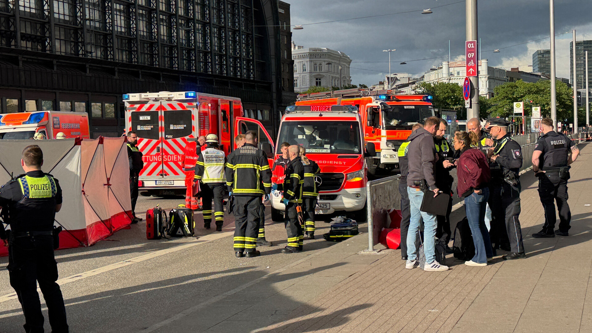 Cel puțin 12 răniți într-un atac cu cuțitul la gara centrală din Hamburg. Unele victime sunt tratate în trenuri